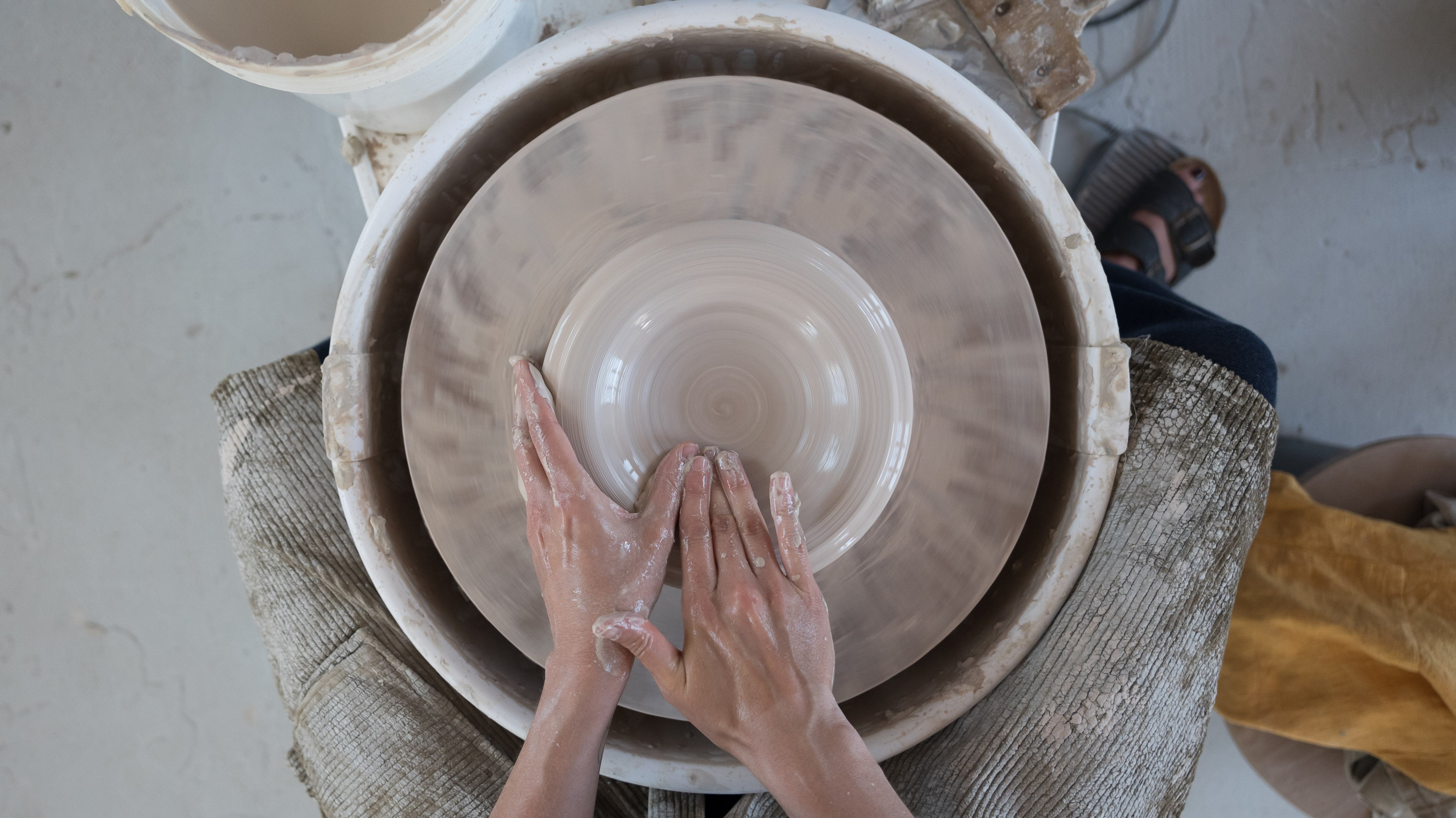 KERAMIK IM AUFBAU, KERAMIK IN BEWEGUNG | SLAB-TECHNIK & DREHSCHEIBE