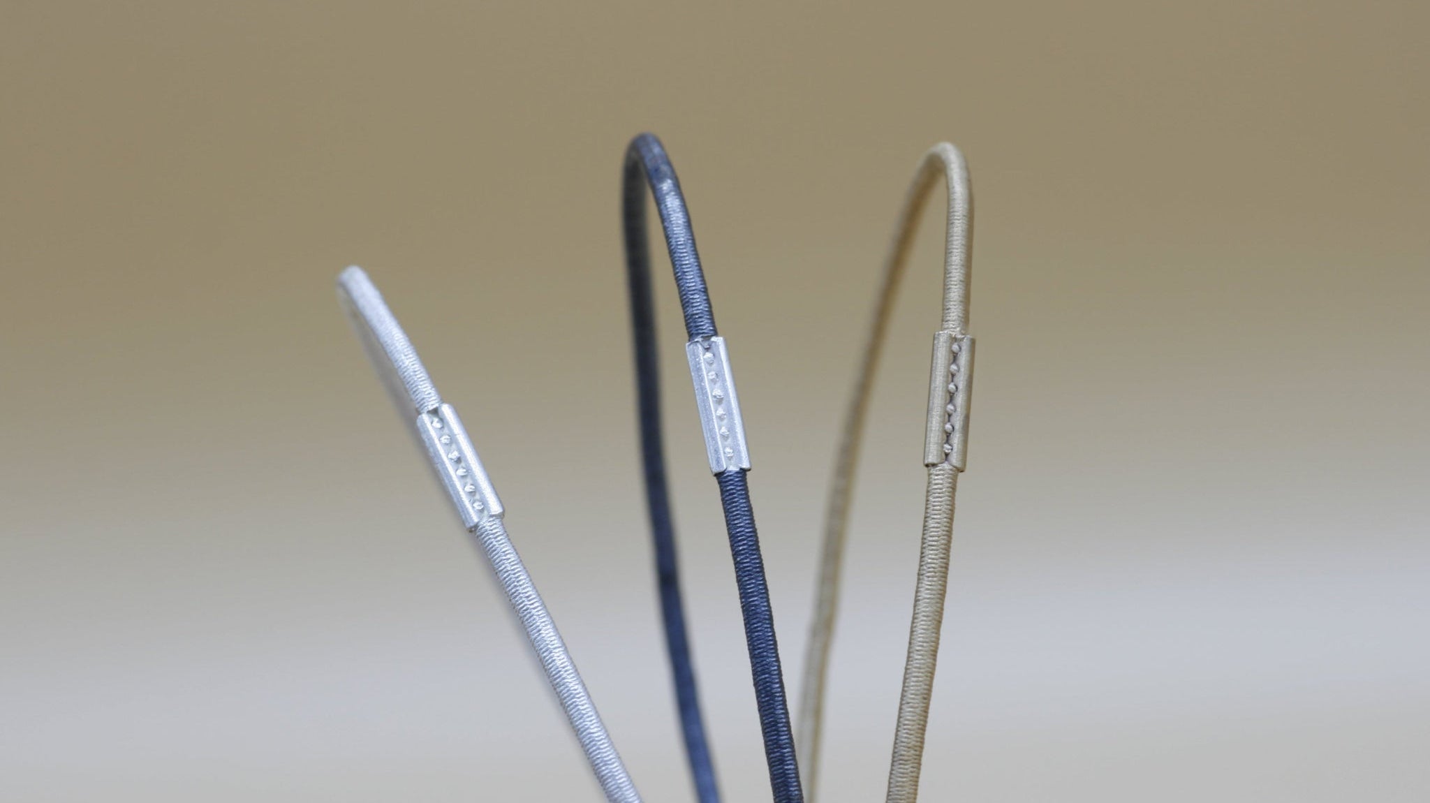 Schmuck aus Geschichten, Eisen und Silber