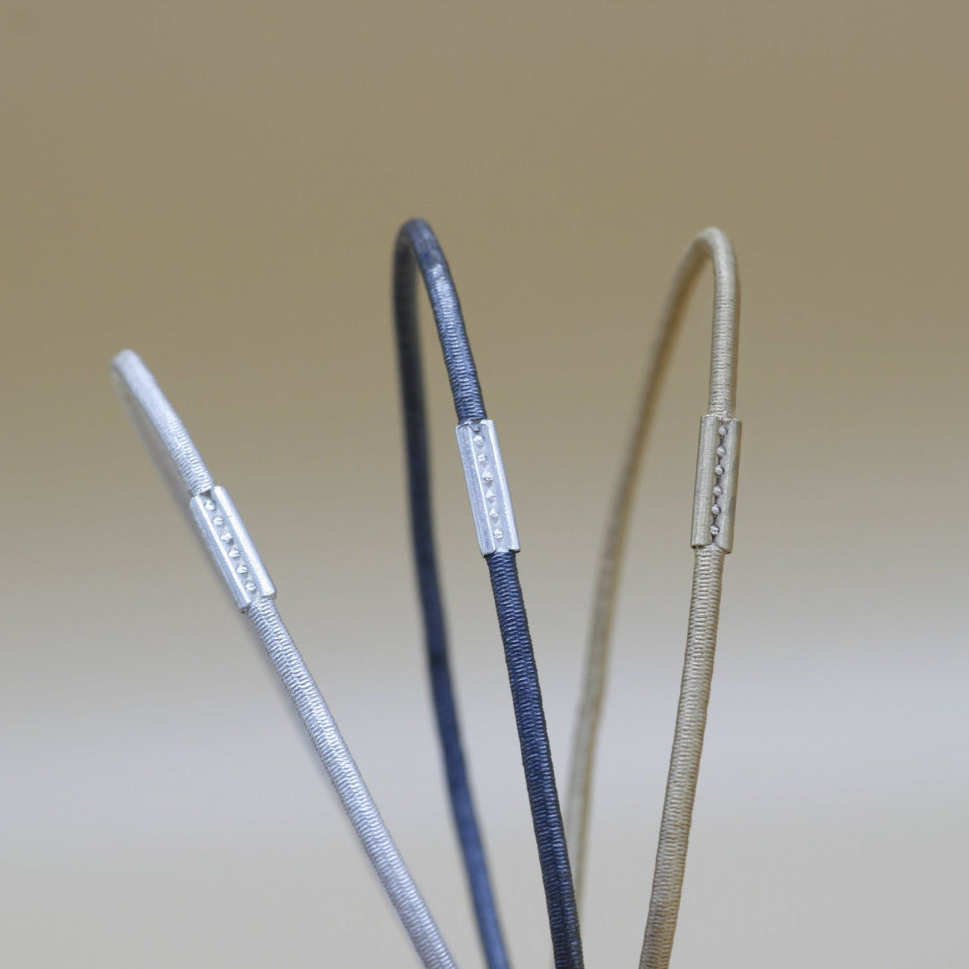 Schmuck aus Geschichten, Eisen und Silber