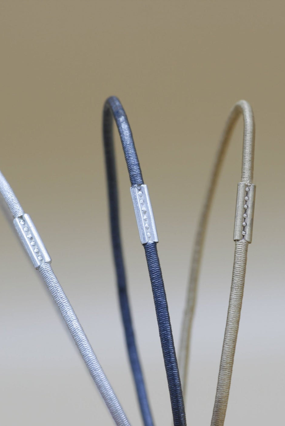 Schmuck aus Geschichten, Eisen und Silber