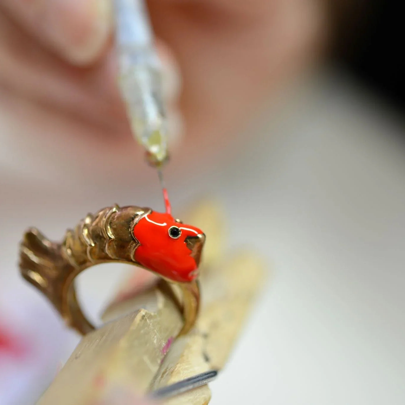 Der Fisch, das Feuer und das flüssige Glas | Emaille