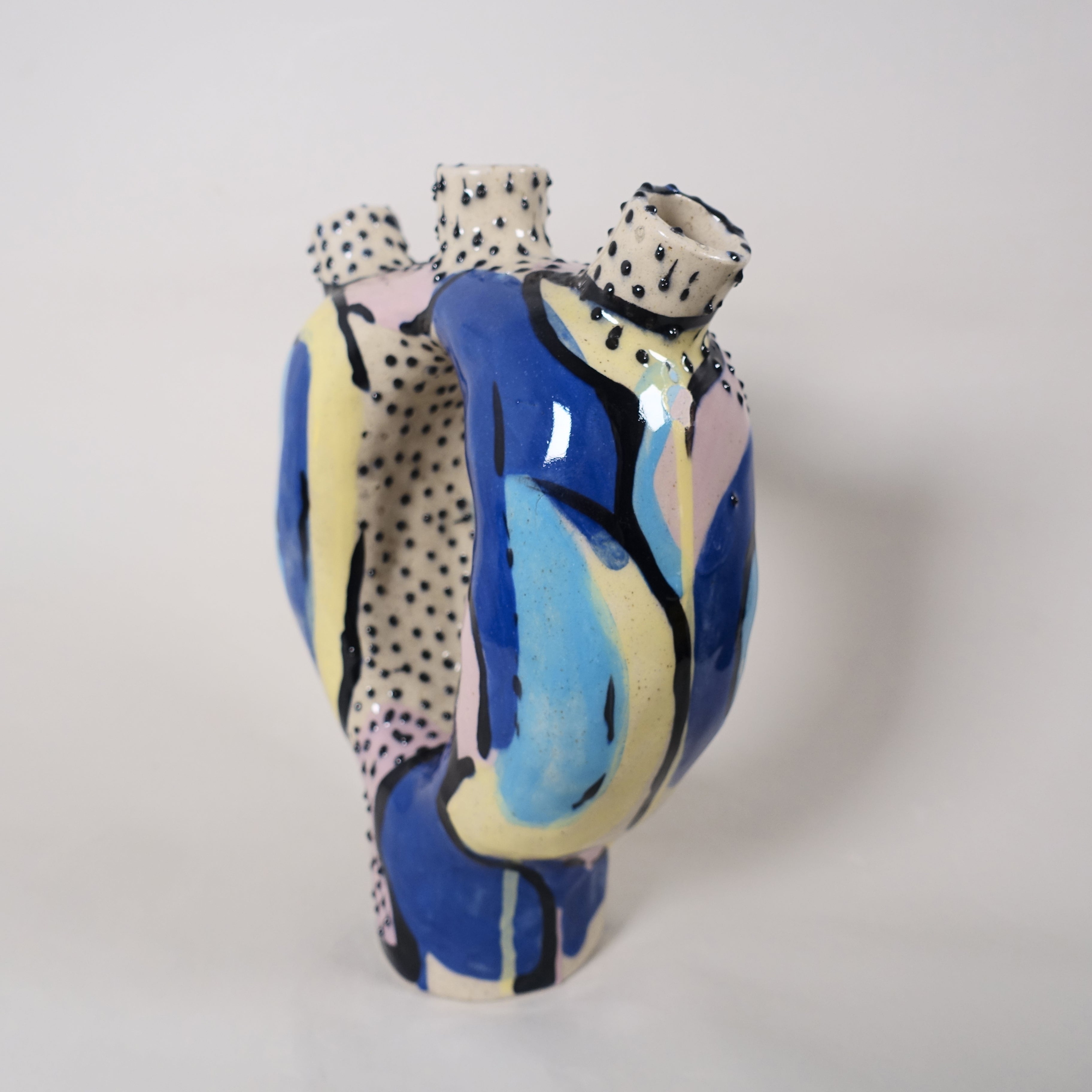 Vase DOTTED ALIEN Vorderansicht, handgefertigtes Keramikobjekt von Alice Del Ferraro