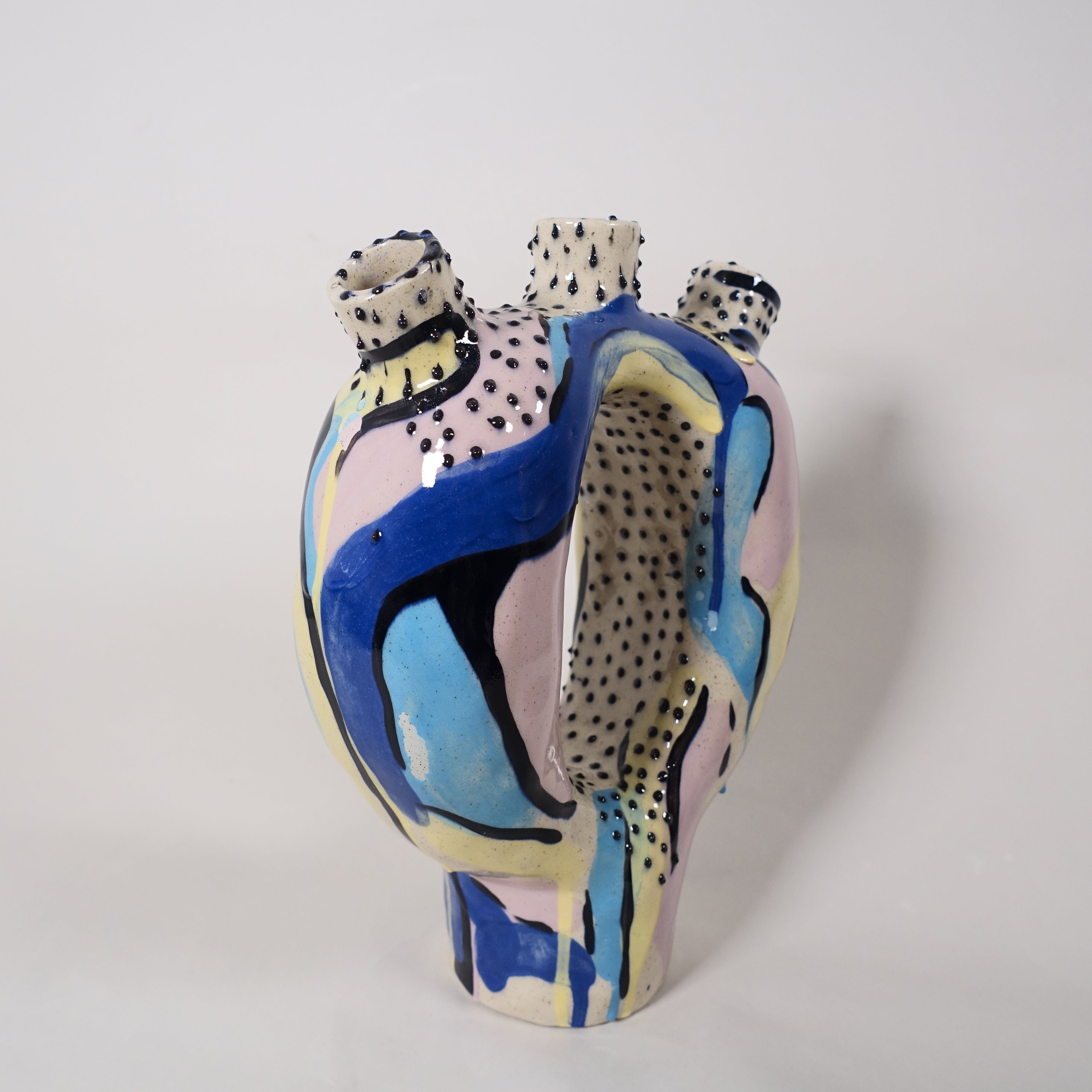 Vase DOTTED ALIEN Vorderansicht, handgefertigtes Keramikobjekt von Alice Del Ferraro
