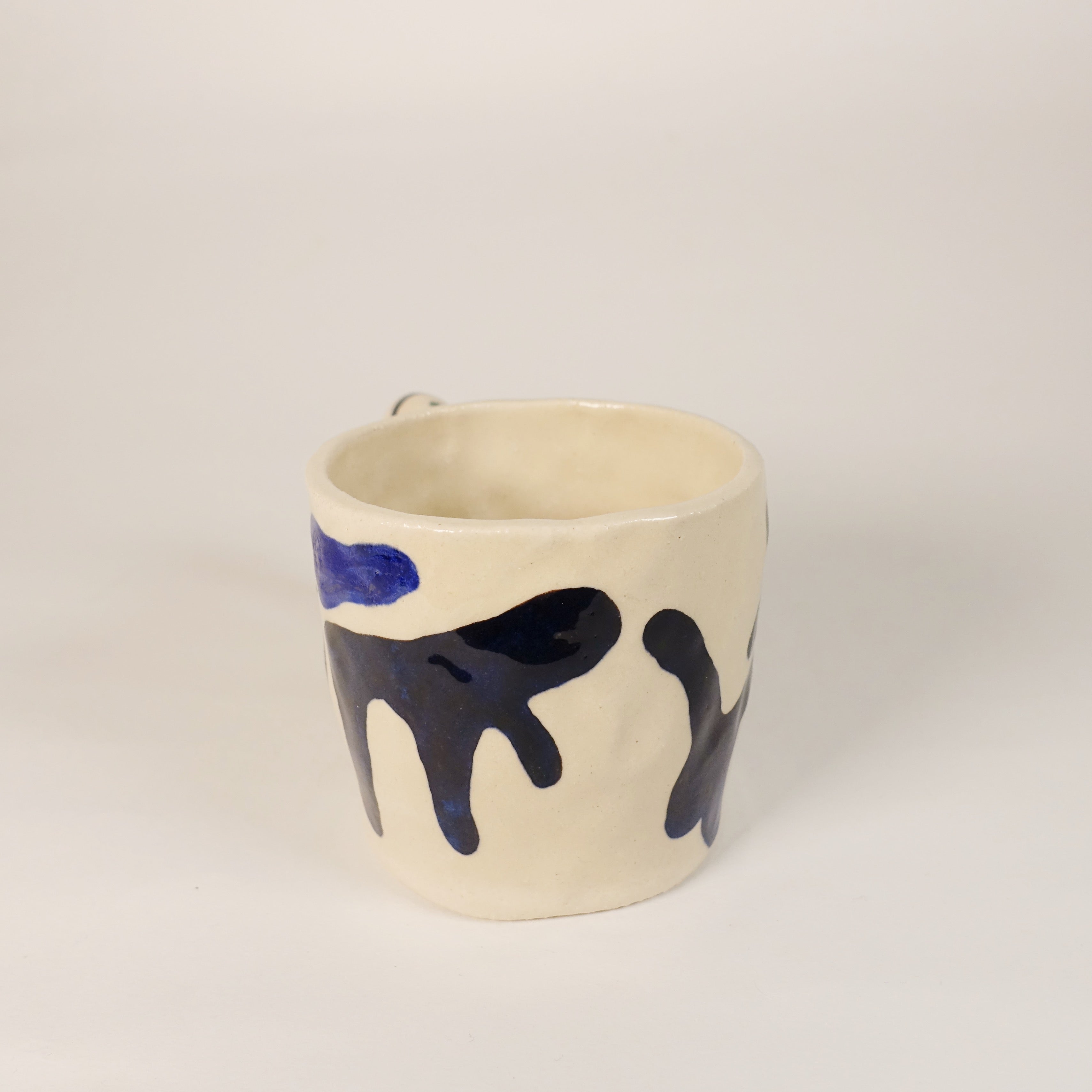 Tasse MATISSE LOOP Vorderansicht, handgefertigtes Keramikobjekt von Alice Del Ferraro