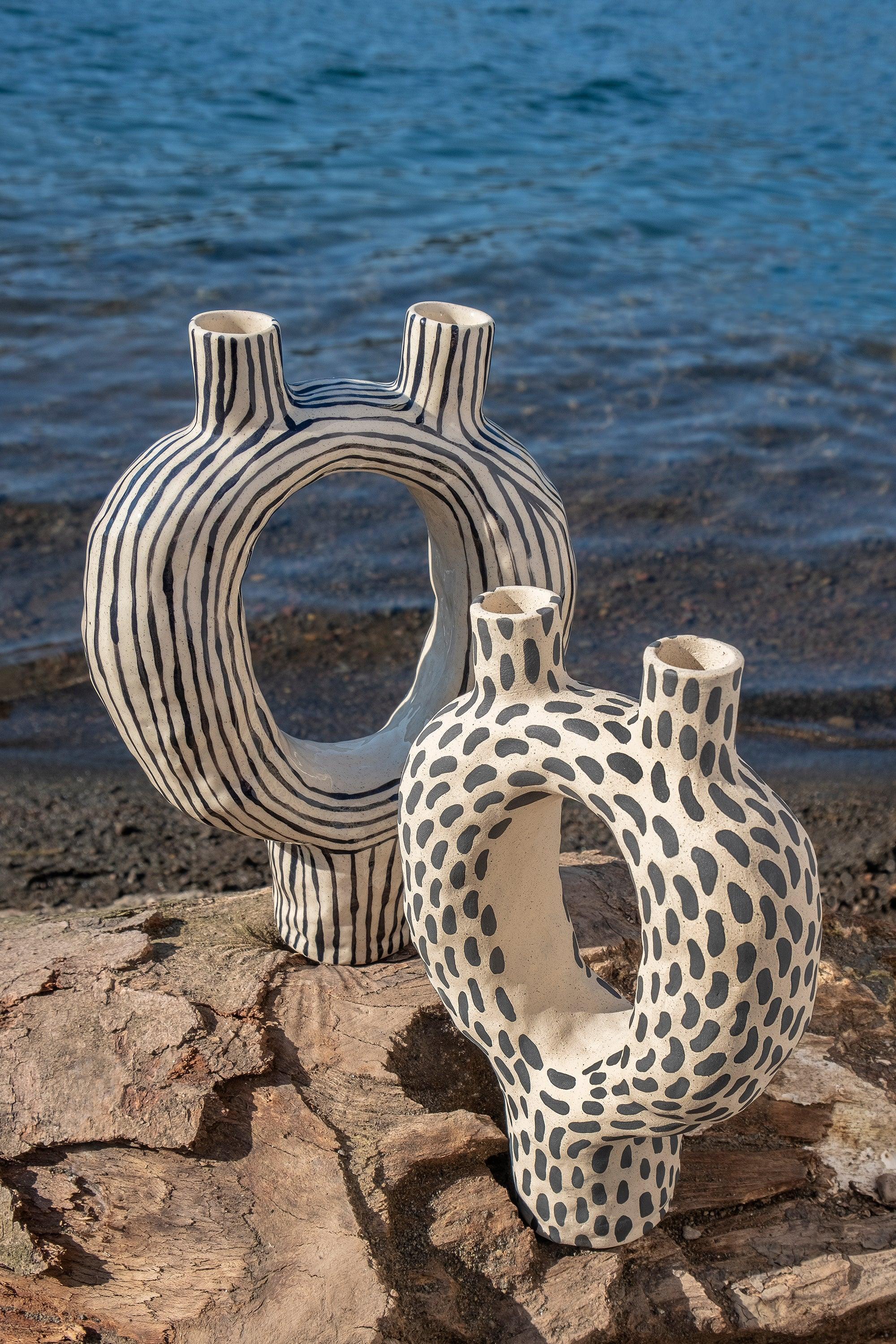 Kezenhalter BLACK STRIPES Vorderansicht, handgefertigtes Keramikobjekt von Alice Del Ferraro