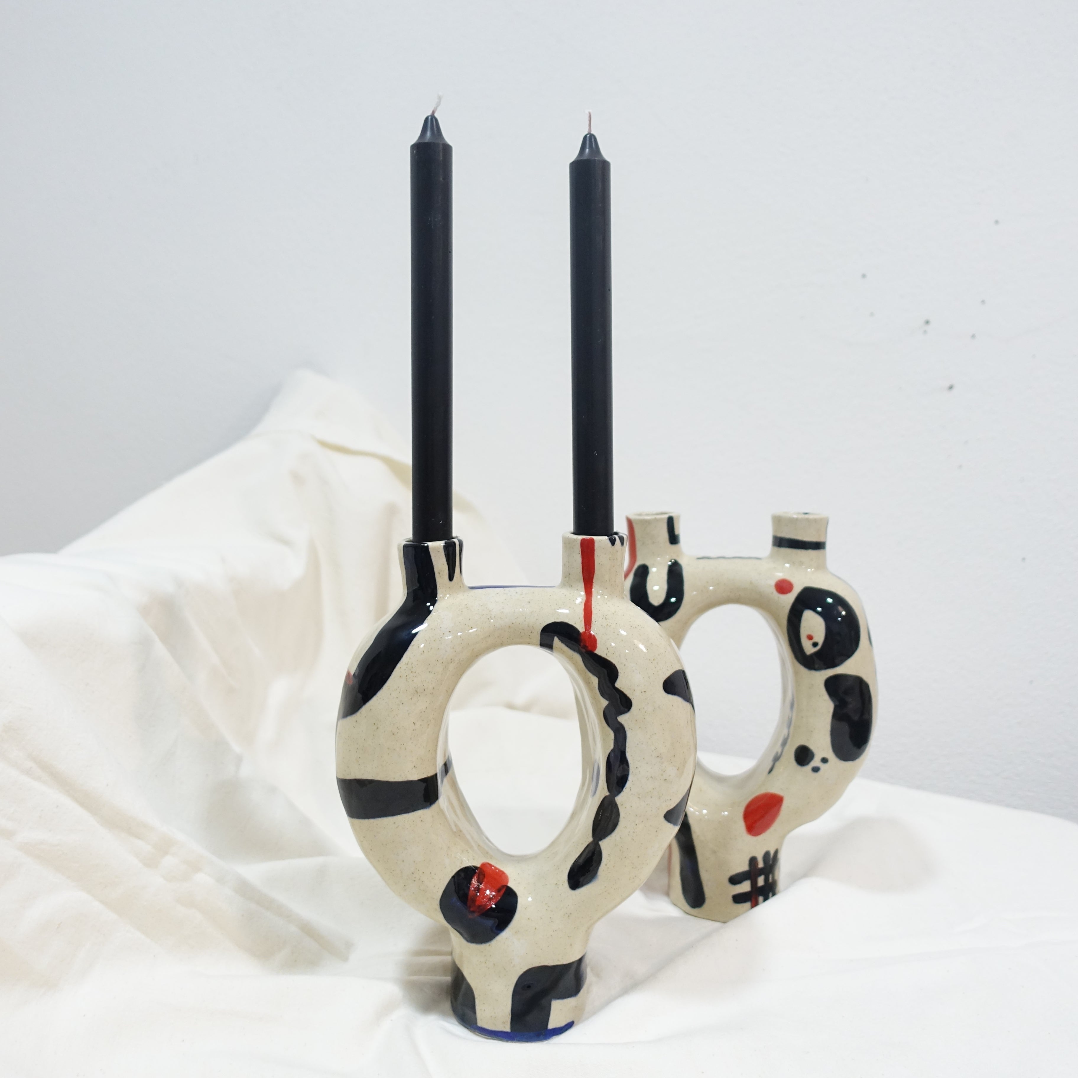 Kerzenhalter JUAN Vorderansicht, handgefertigtes Keramikobjekt von Alice Del Ferraro