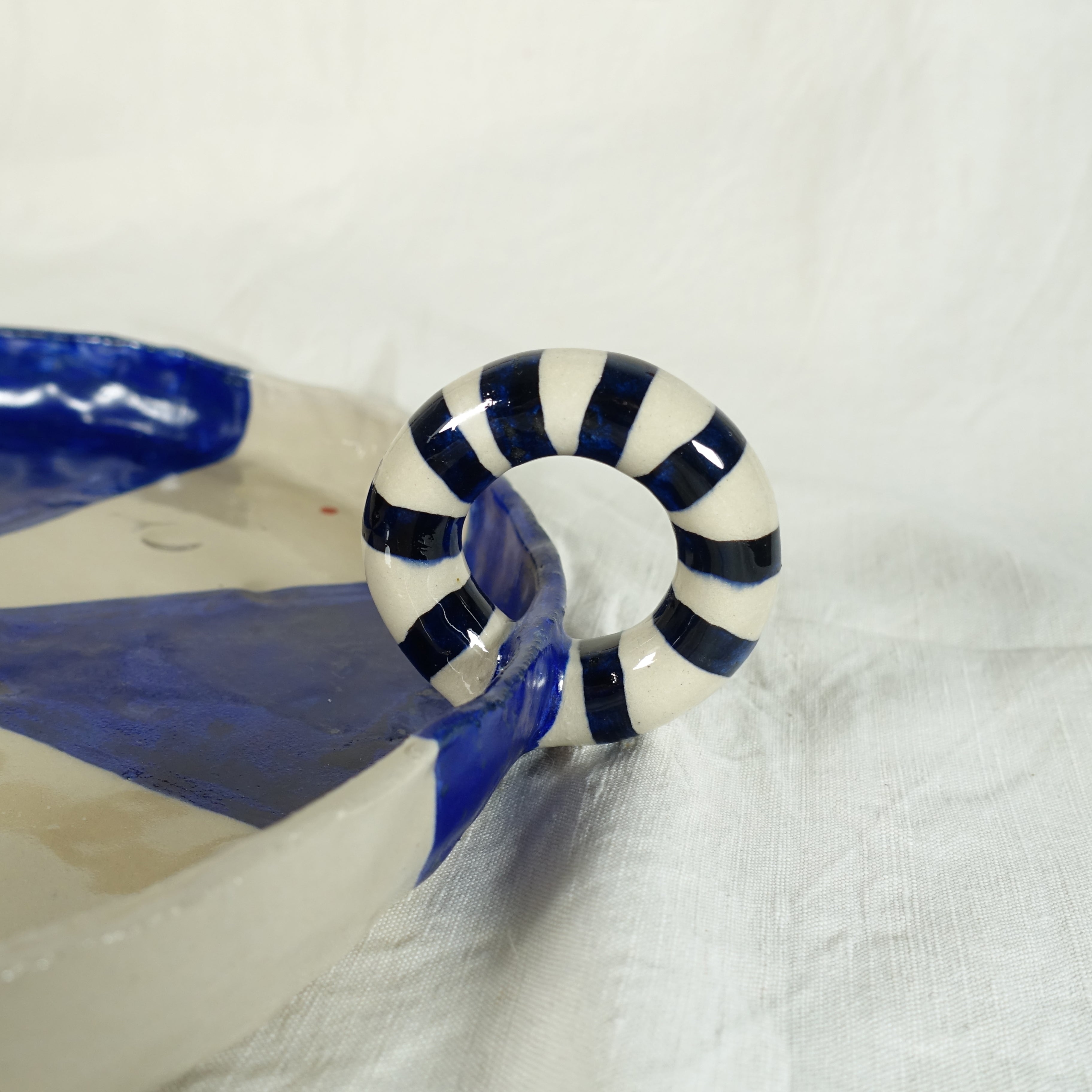 Tablett RED LOOP Vorderansicht, handgefertigtes Keramikobjekt von Alice Del Ferraro