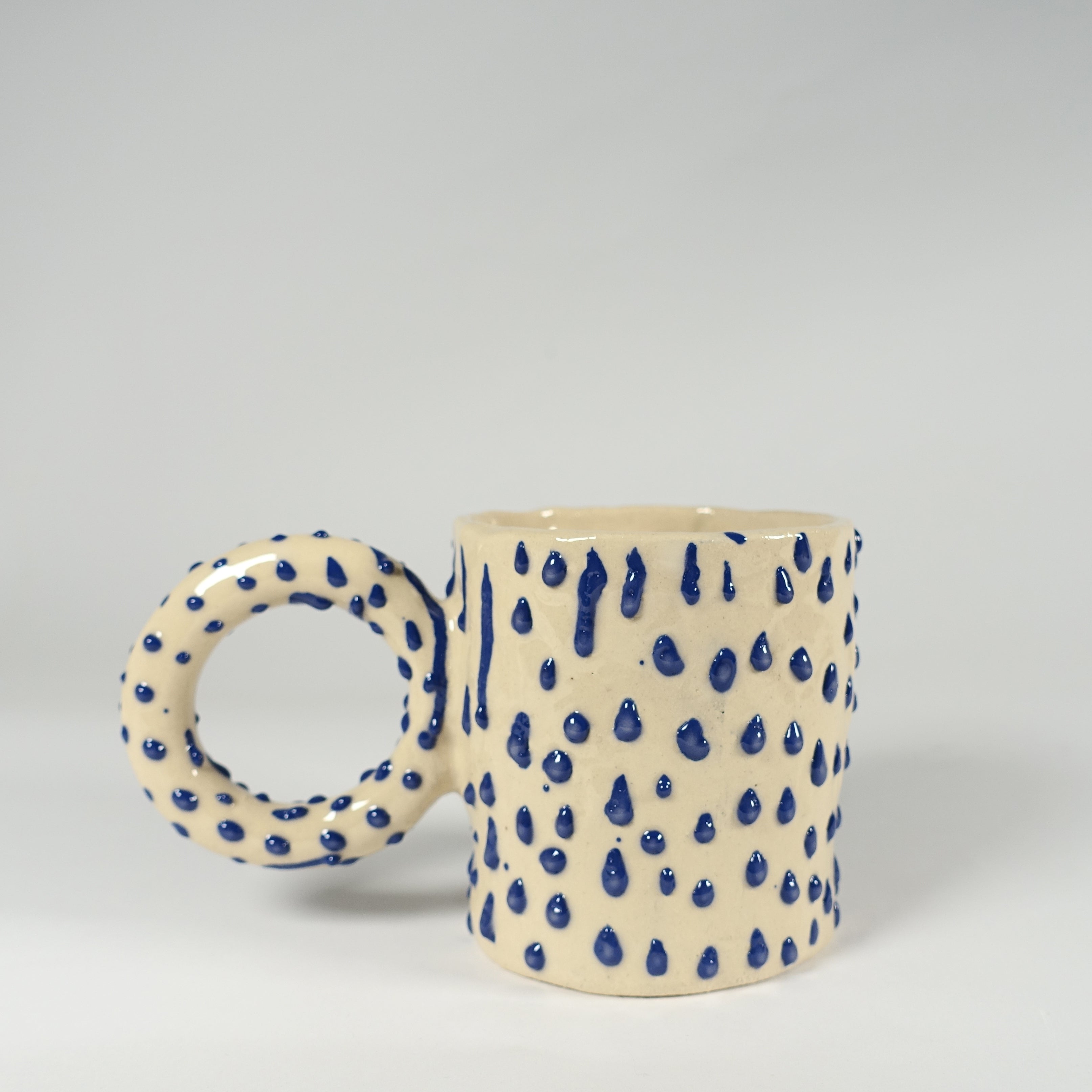 Tasse DOTTY LOOP Vorderansicht, handgefertigtes Keramikobjekt von Alice Del Ferraro