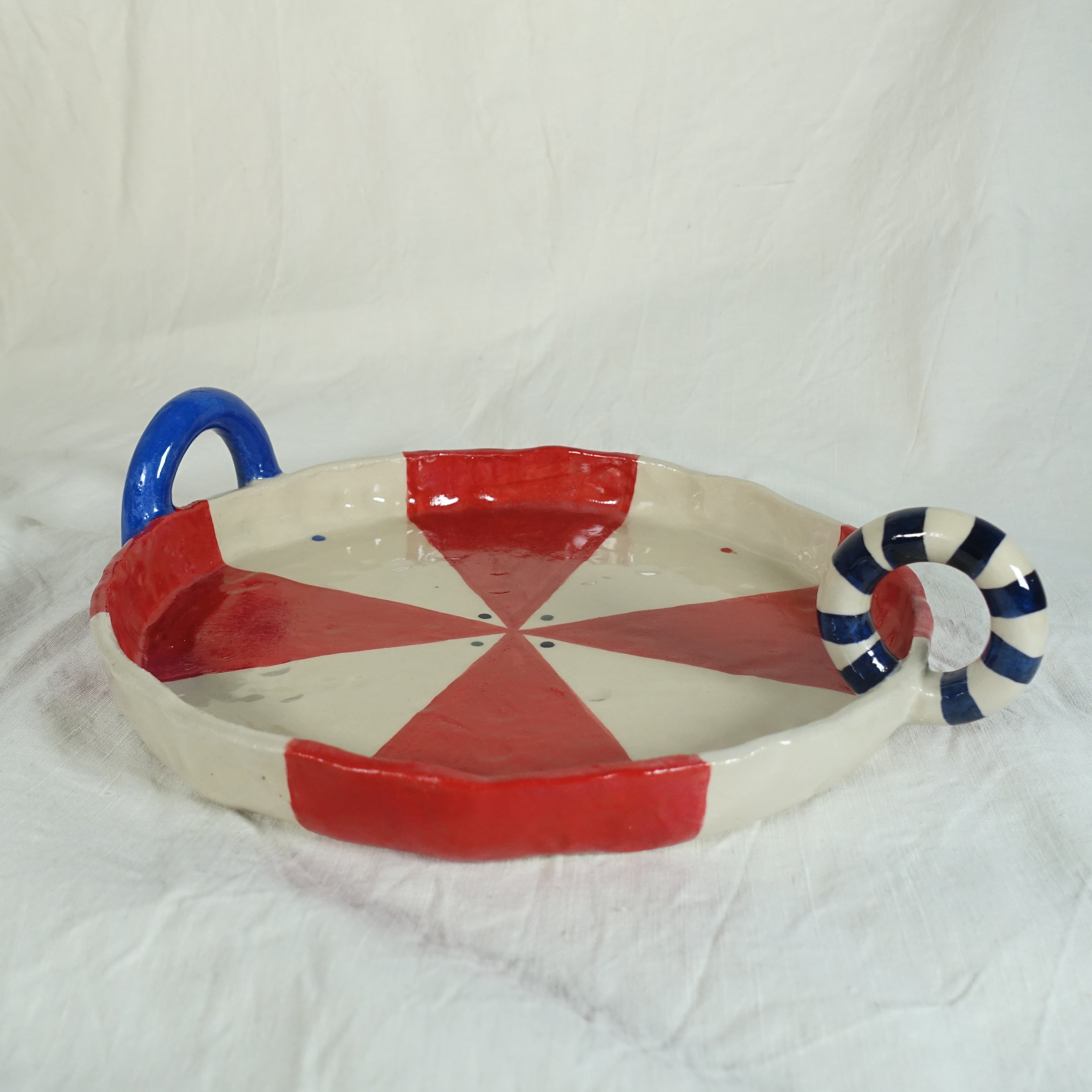 Tablett BLUE LOOP Vorderansicht, handgefertigtes Keramikobjekt von Alice Del Ferraro