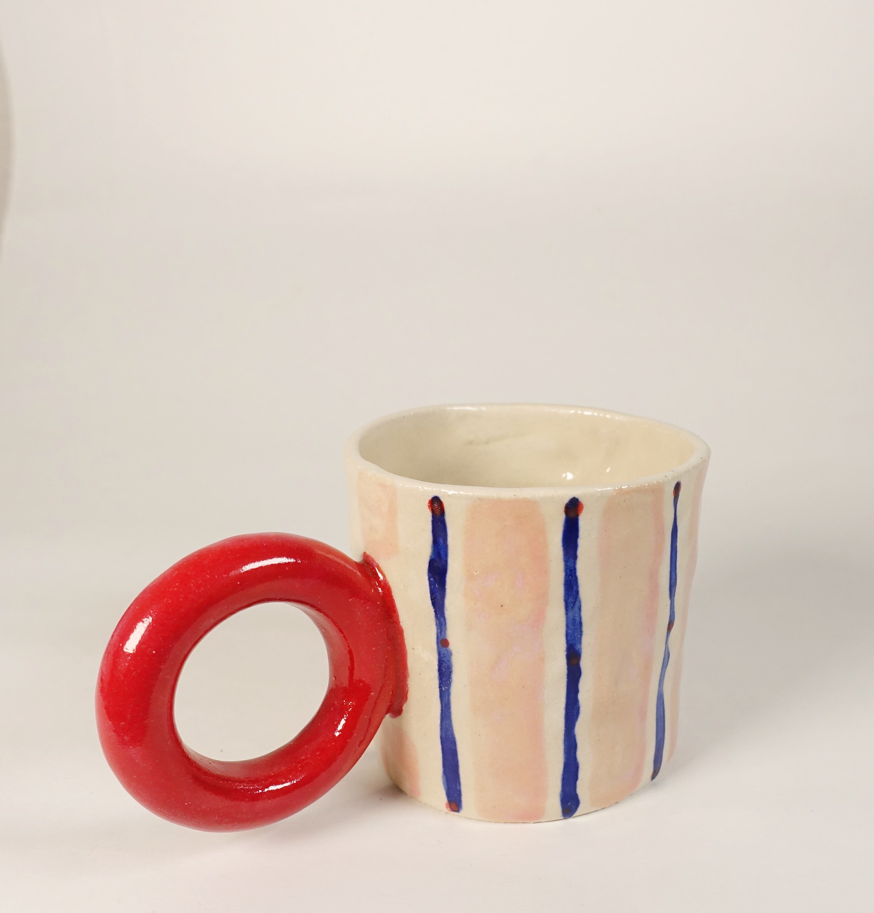 Tasse ROSE AND RED LOOP Vorderansicht, handgefertigtes Keramikobjekt von Alice Del Ferraro