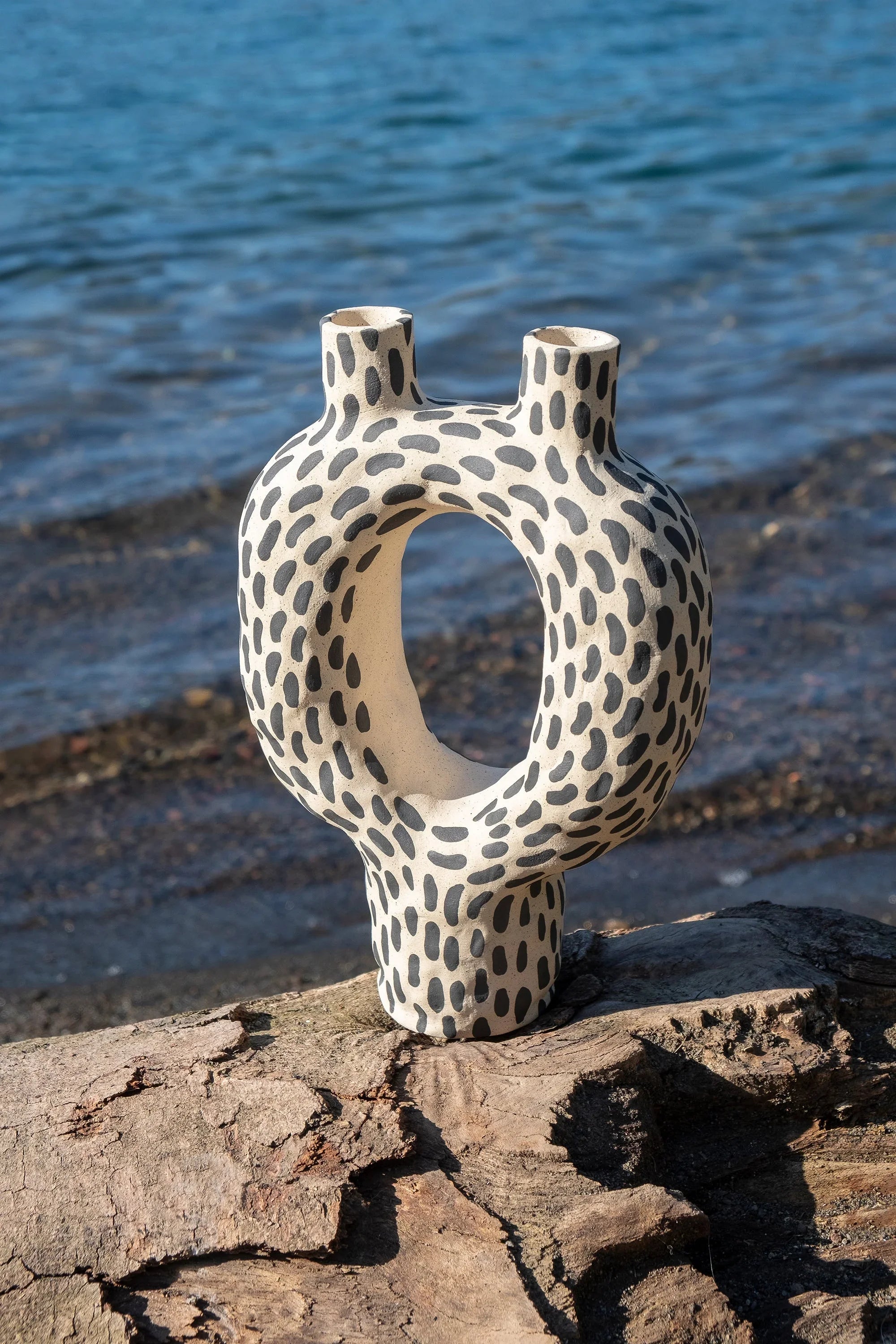 Kerzenhalter BLACK BRUSHSTROKE Vorderansicht, handgefertigtes Keramikobjekt von Alice Del Ferraro