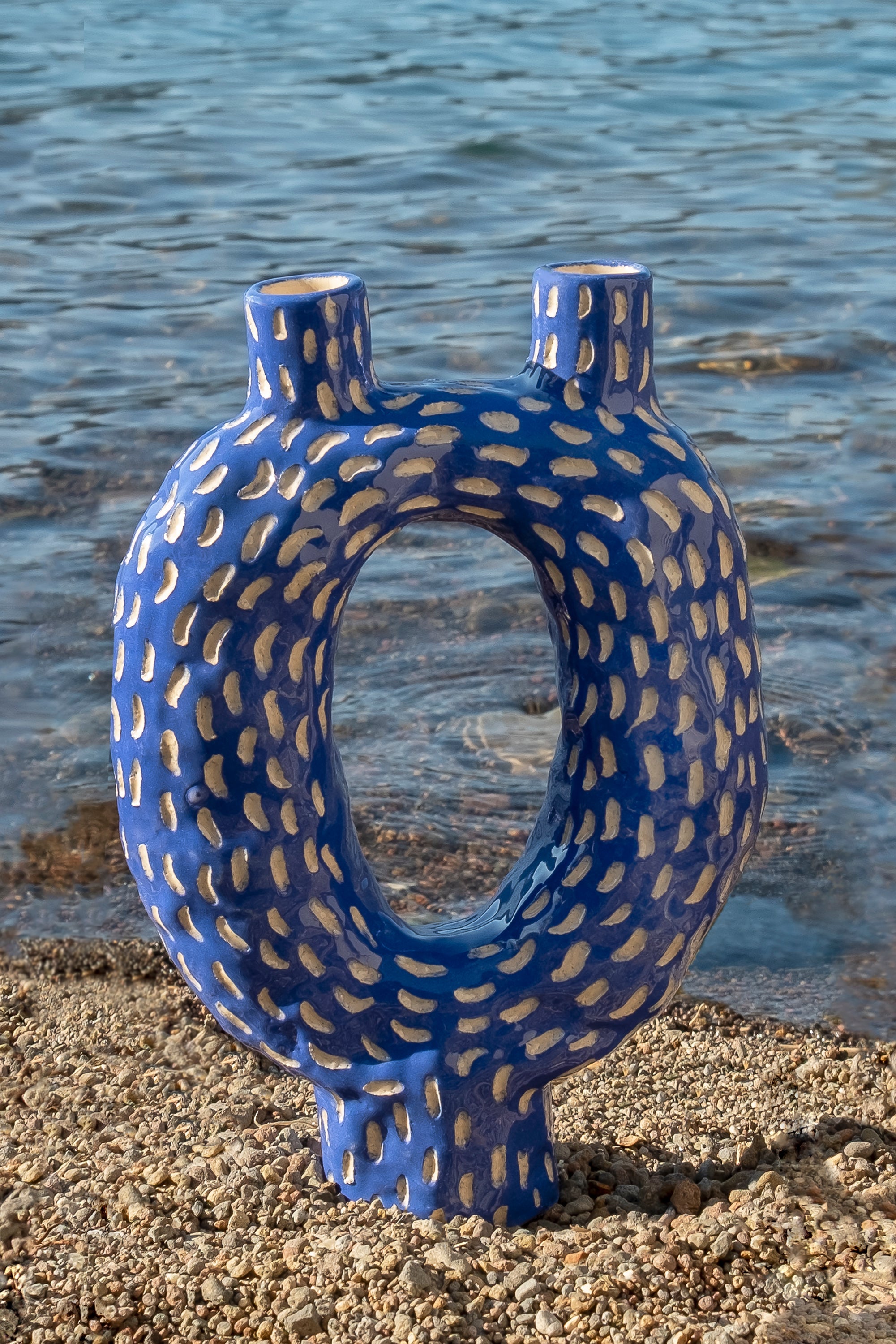 Kerzenhalter DIP IN THE SEA Vorderansicht, handgefertigtes Keramikobjekt von Alice Del Ferraro