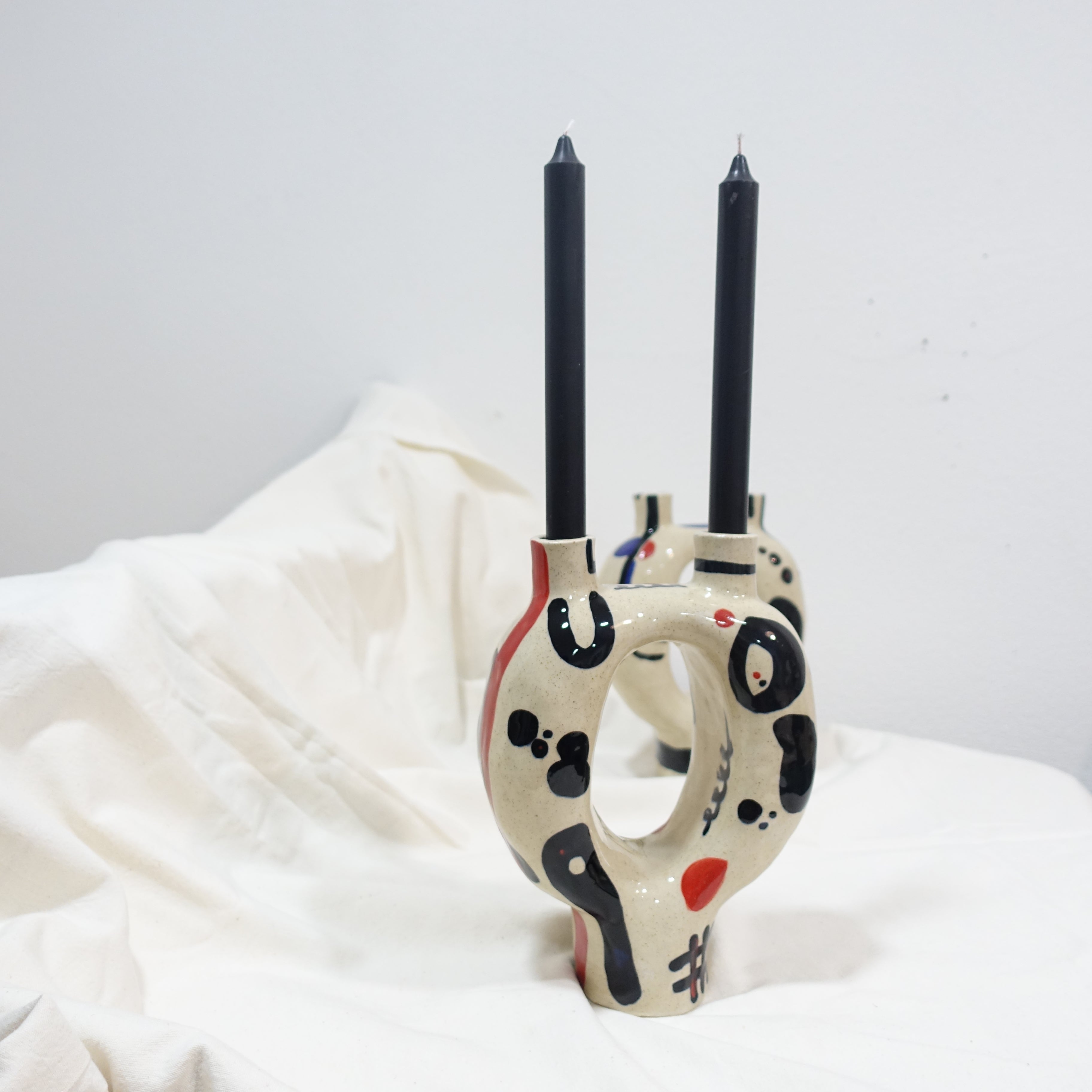 Kerzenhalter MIRO Vorderansicht, handgefertigtes Keramikobjekt von Alice Del Ferraro