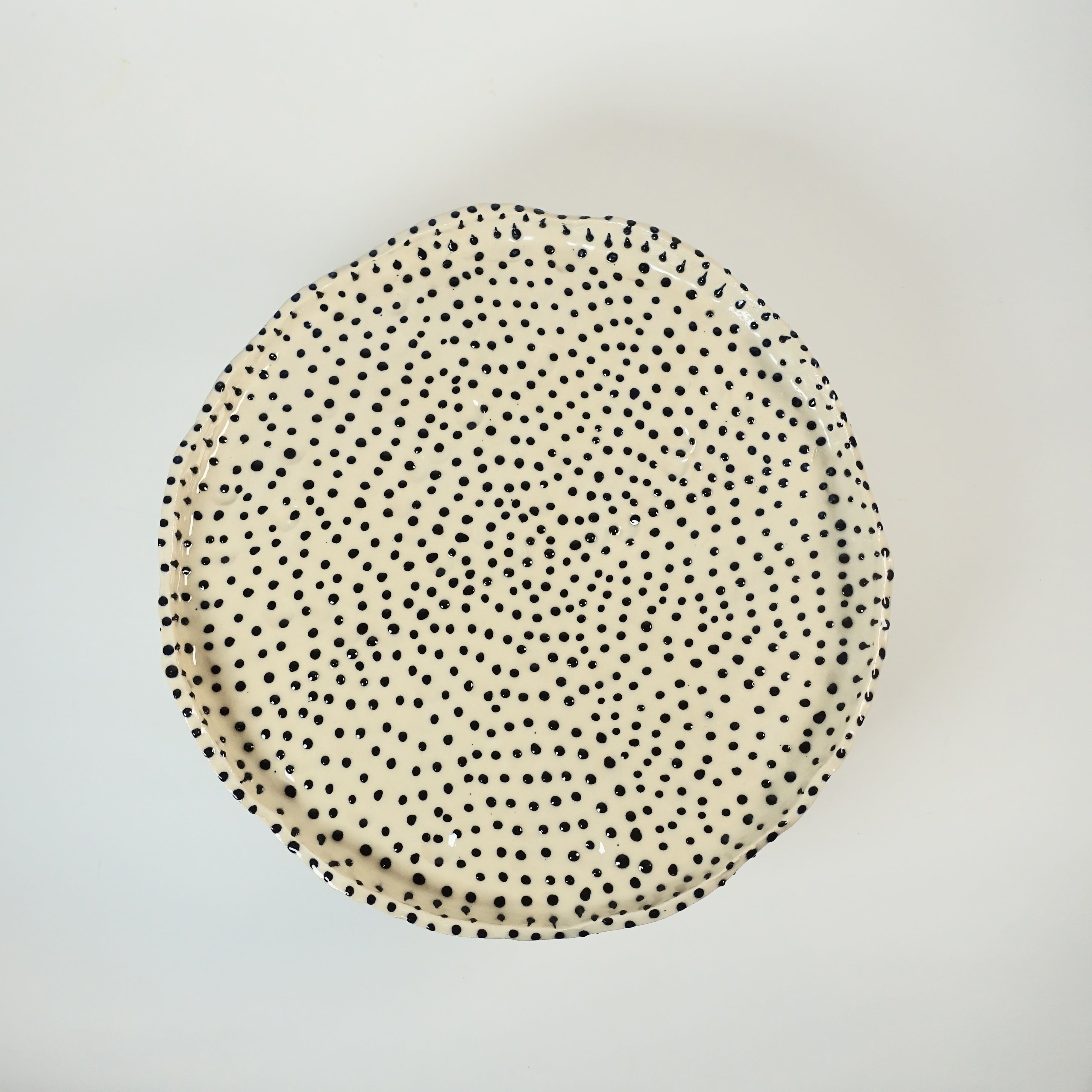 Kuchenplatte PUNTI UNO Vorderansicht, handgefertigtes Keramikobjekt von Alice Del Ferraro