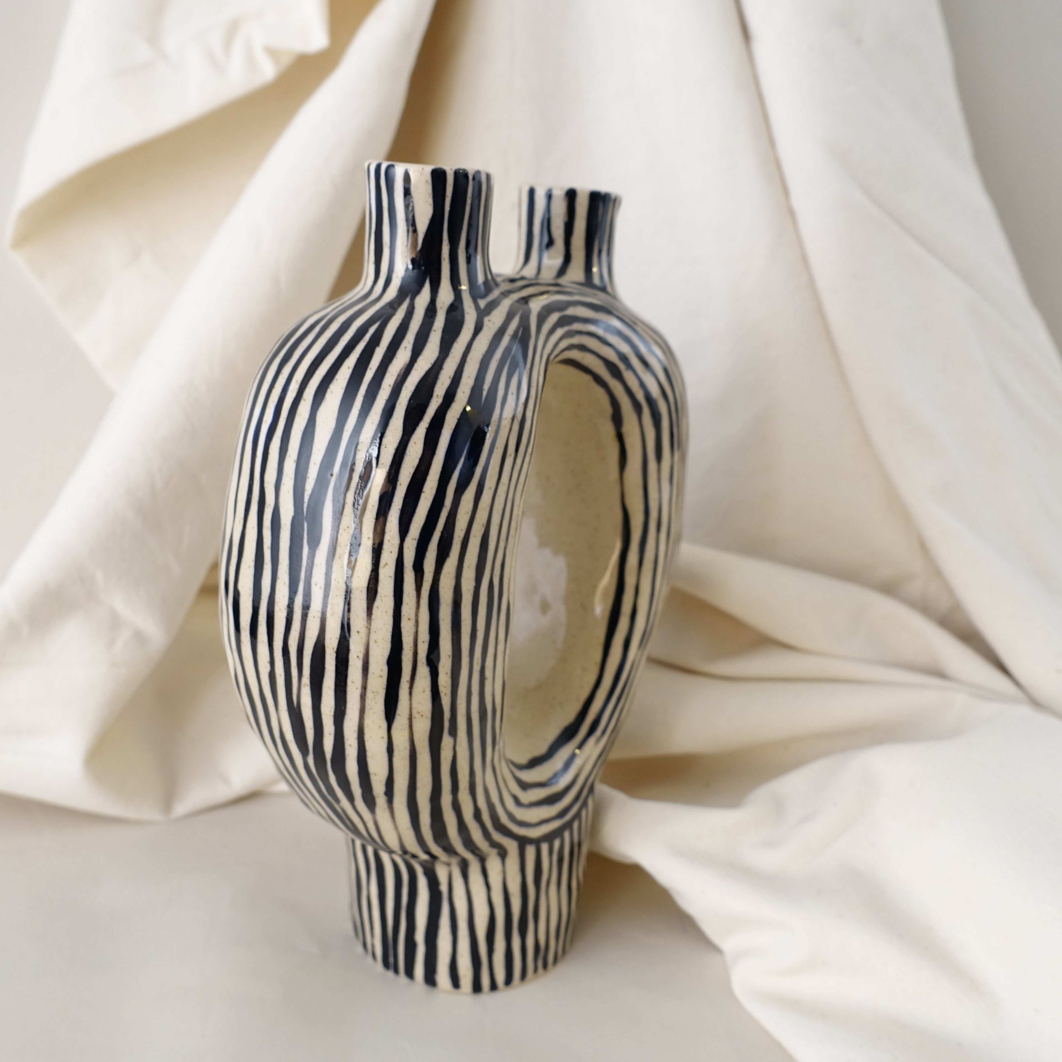 Kezenhalter BLACK STRIPES Vorderansicht, handgefertigtes Keramikobjekt von Alice Del Ferraro