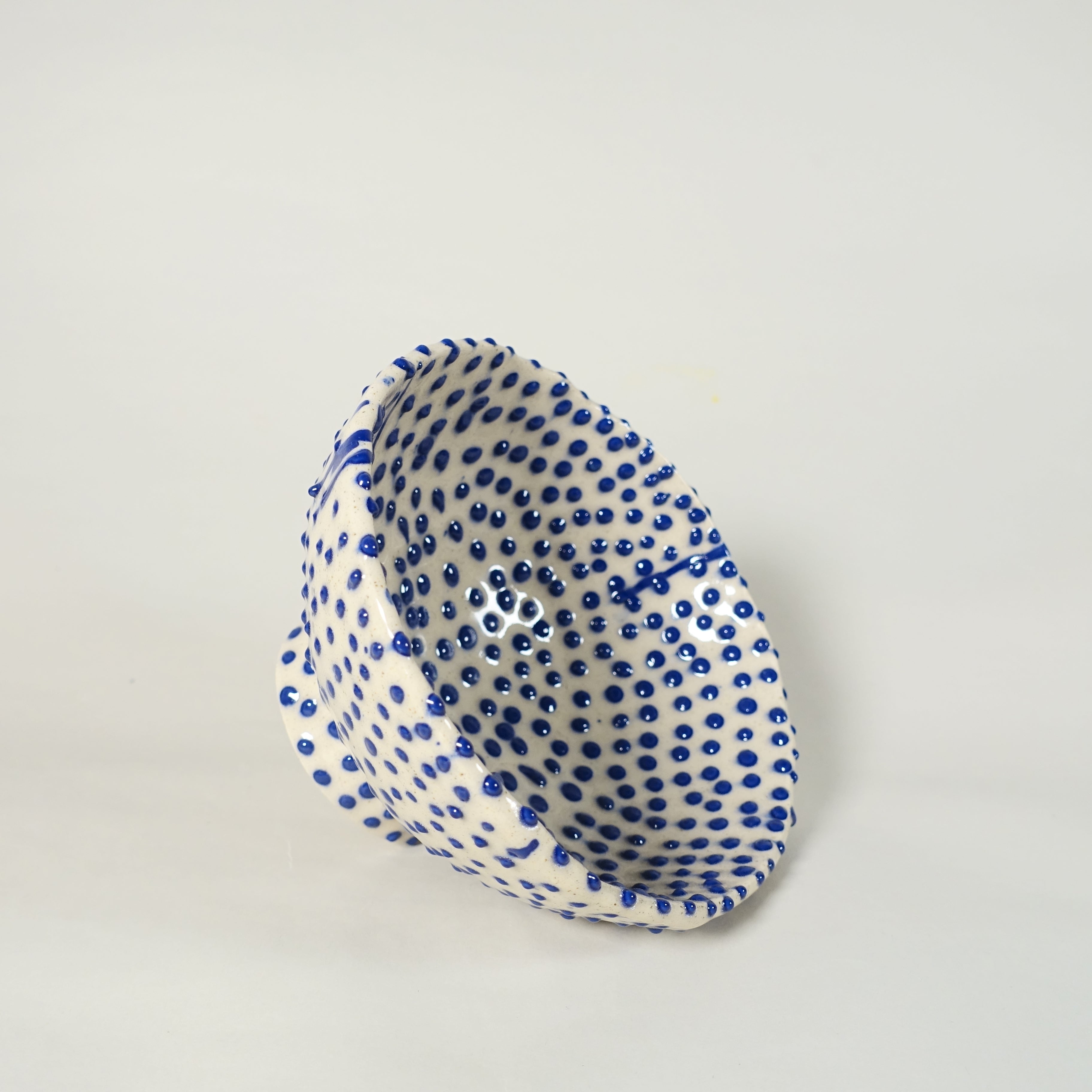 Schale PUNTI BLU Vorderansicht, handgefertigtes Keramikobjekt von Alice Del Ferraro