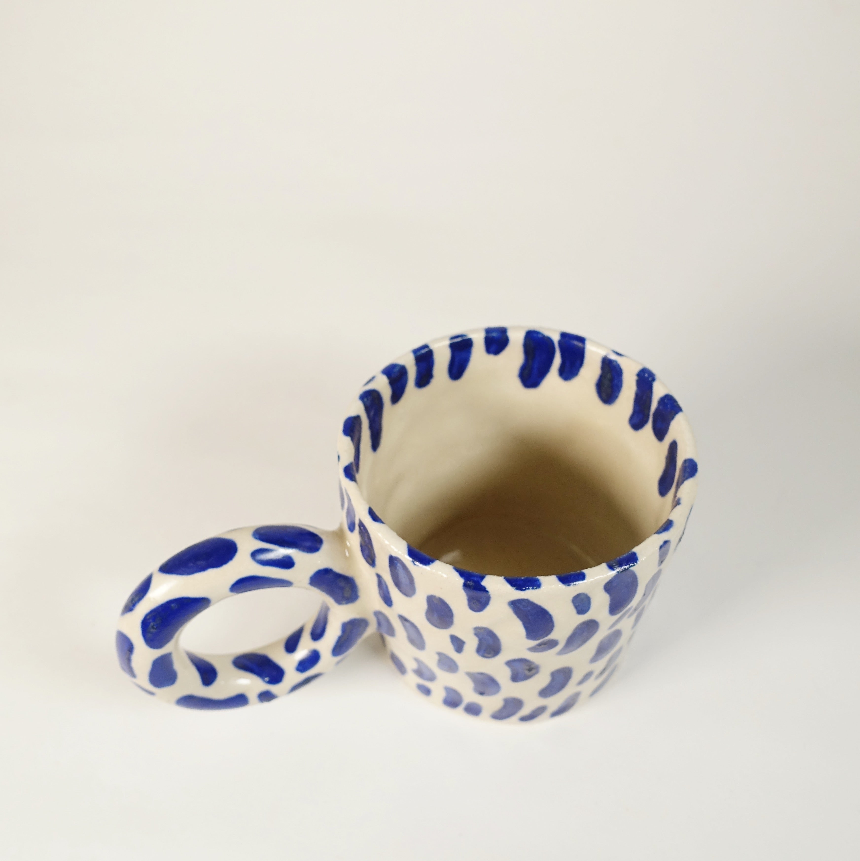 Tasse BIG LOOP BRUSHSTROKE Vorderansicht, handgefertigtes Keramikobjekt von Alice Del Ferraro