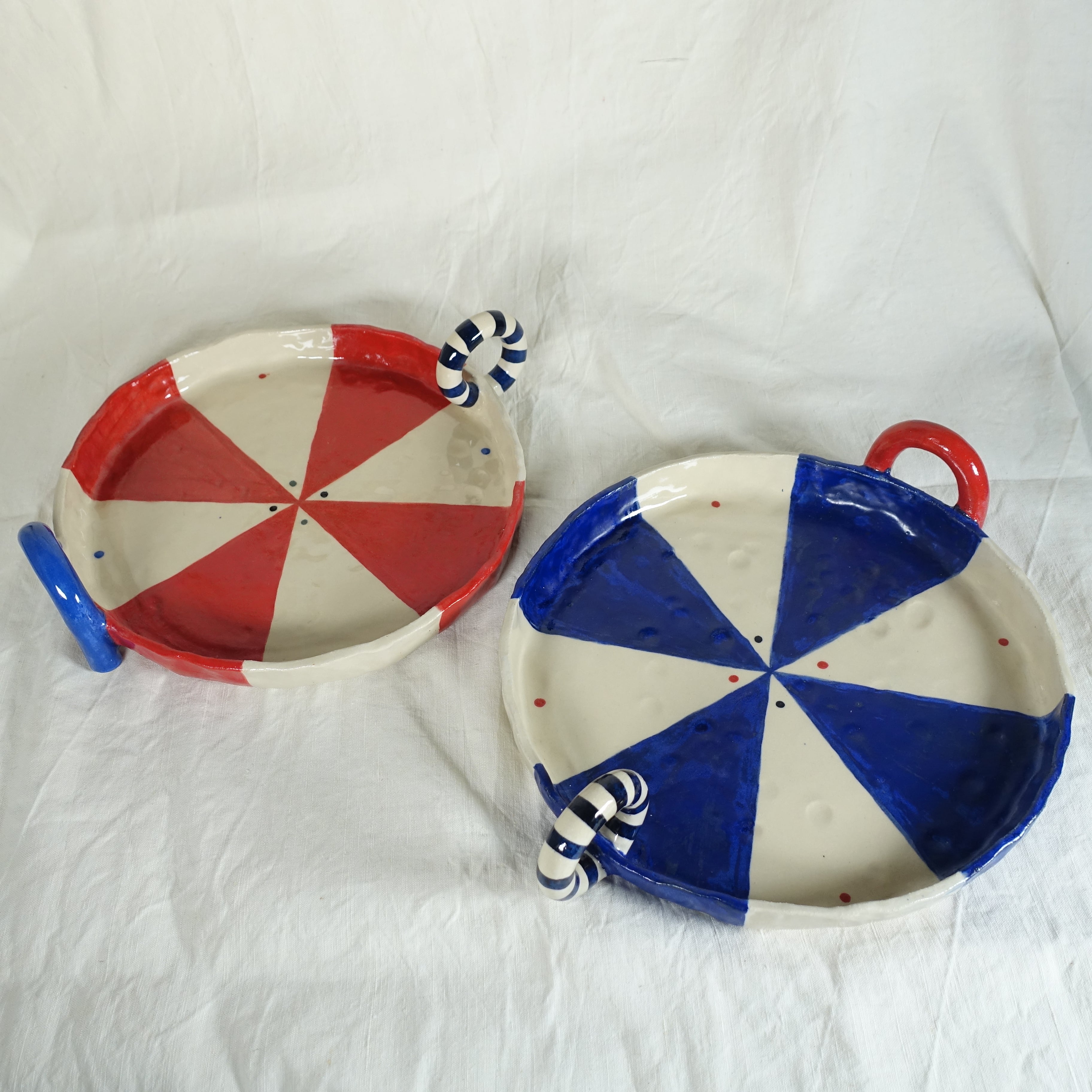 Tablett BLUE LOOP Vorderansicht, handgefertigtes Keramikobjekt von Alice Del Ferraro