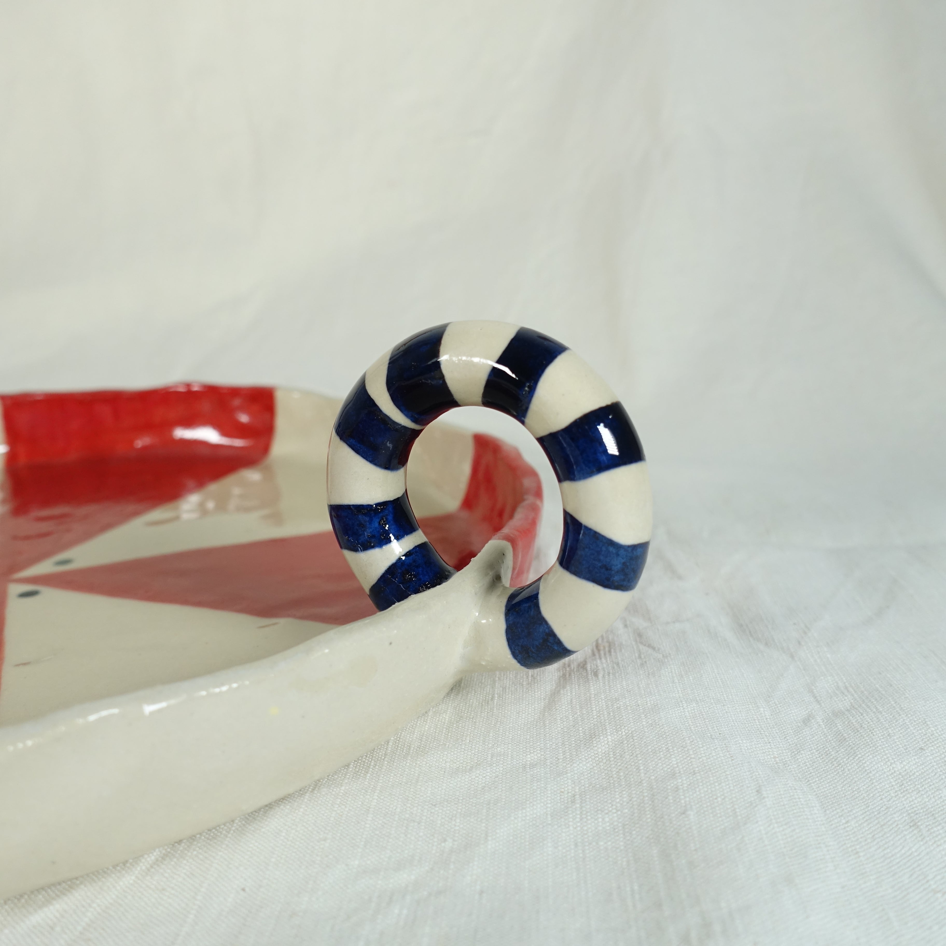 Tablett BLUE LOOP Vorderansicht, handgefertigtes Keramikobjekt von Alice Del Ferraro