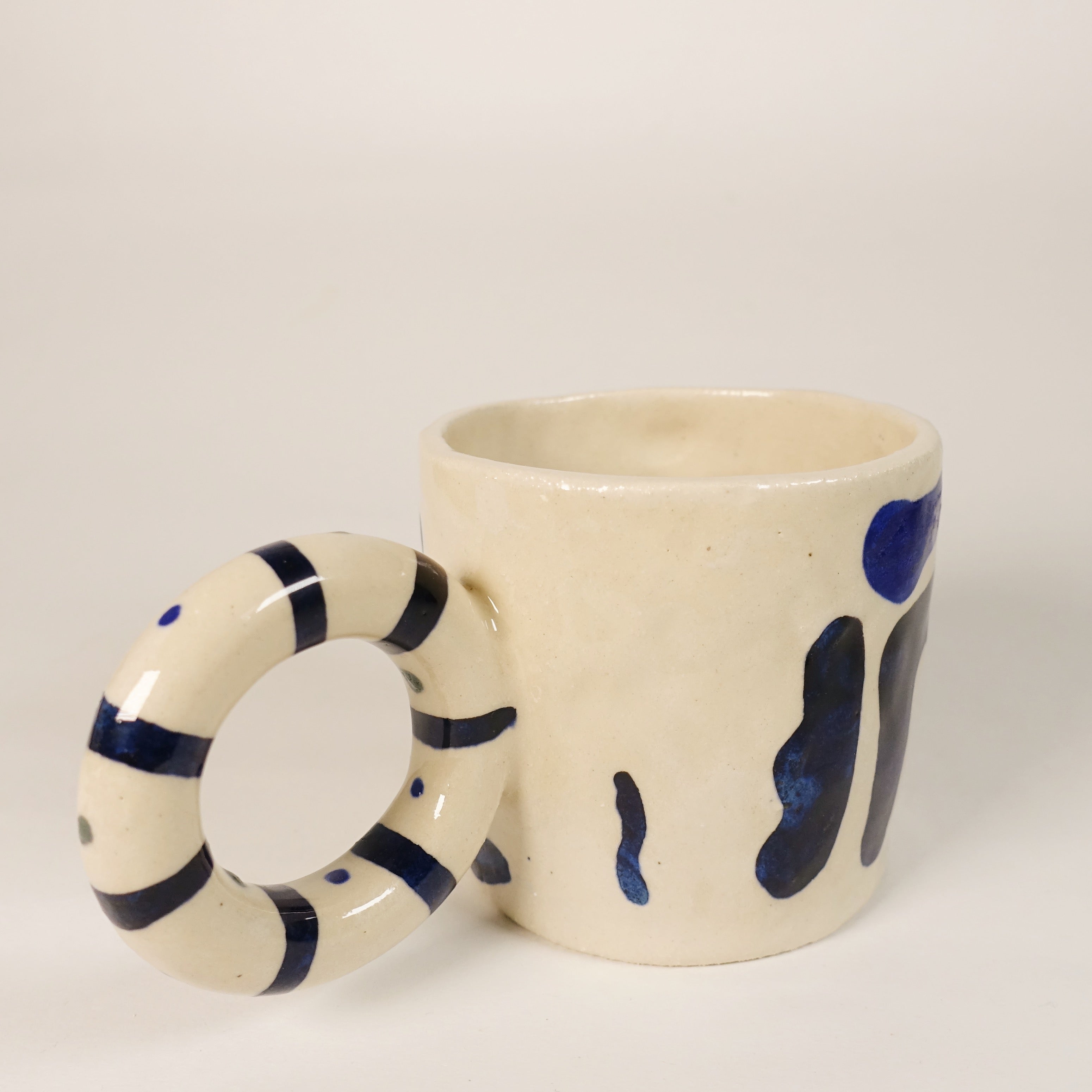 Tasse MATISSE LOOP Vorderansicht, handgefertigtes Keramikobjekt von Alice Del Ferraro
