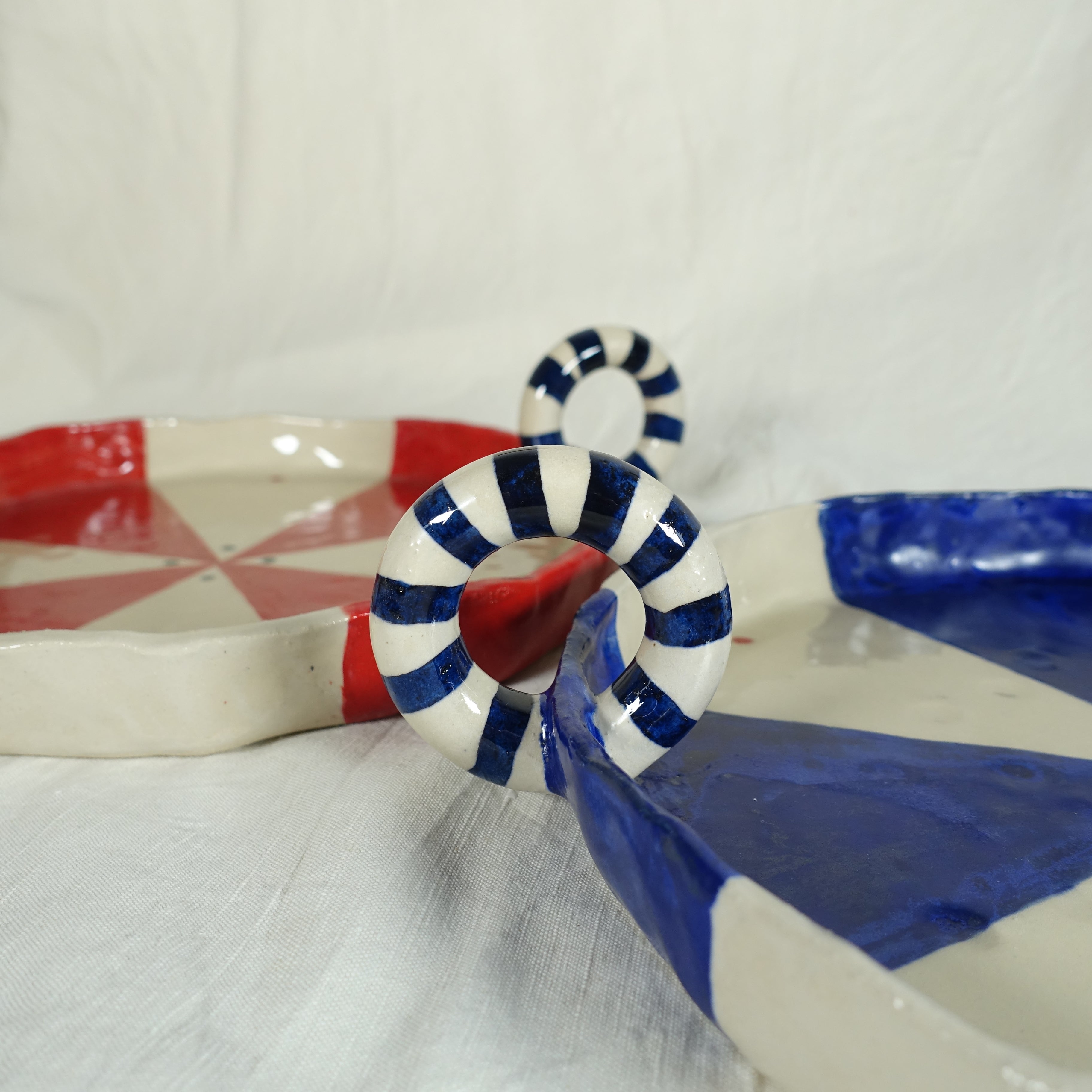 Tablett BLUE LOOP Vorderansicht, handgefertigtes Keramikobjekt von Alice Del Ferraro