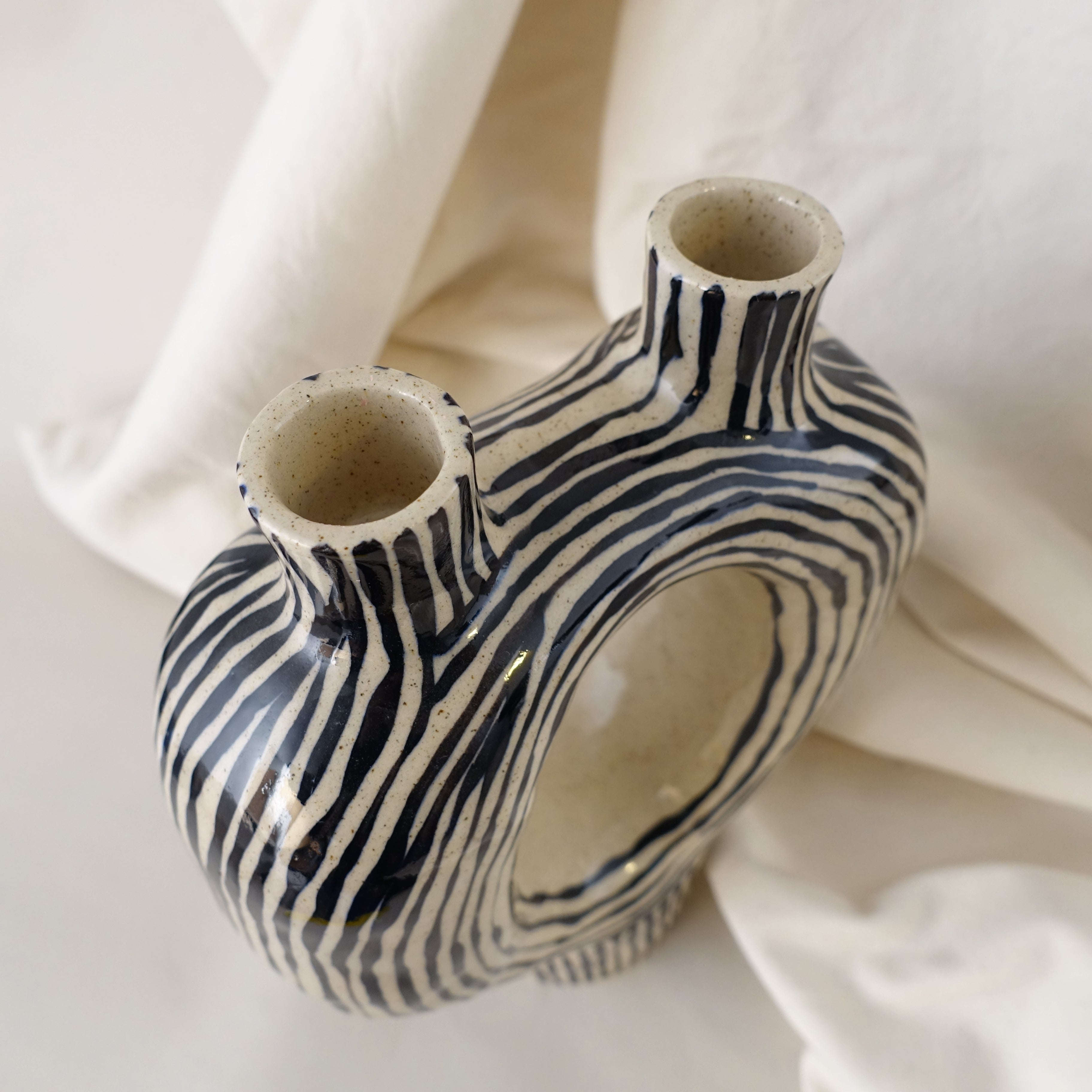 Kezenhalter BLACK STRIPES Vorderansicht, handgefertigtes Keramikobjekt von Alice Del Ferraro