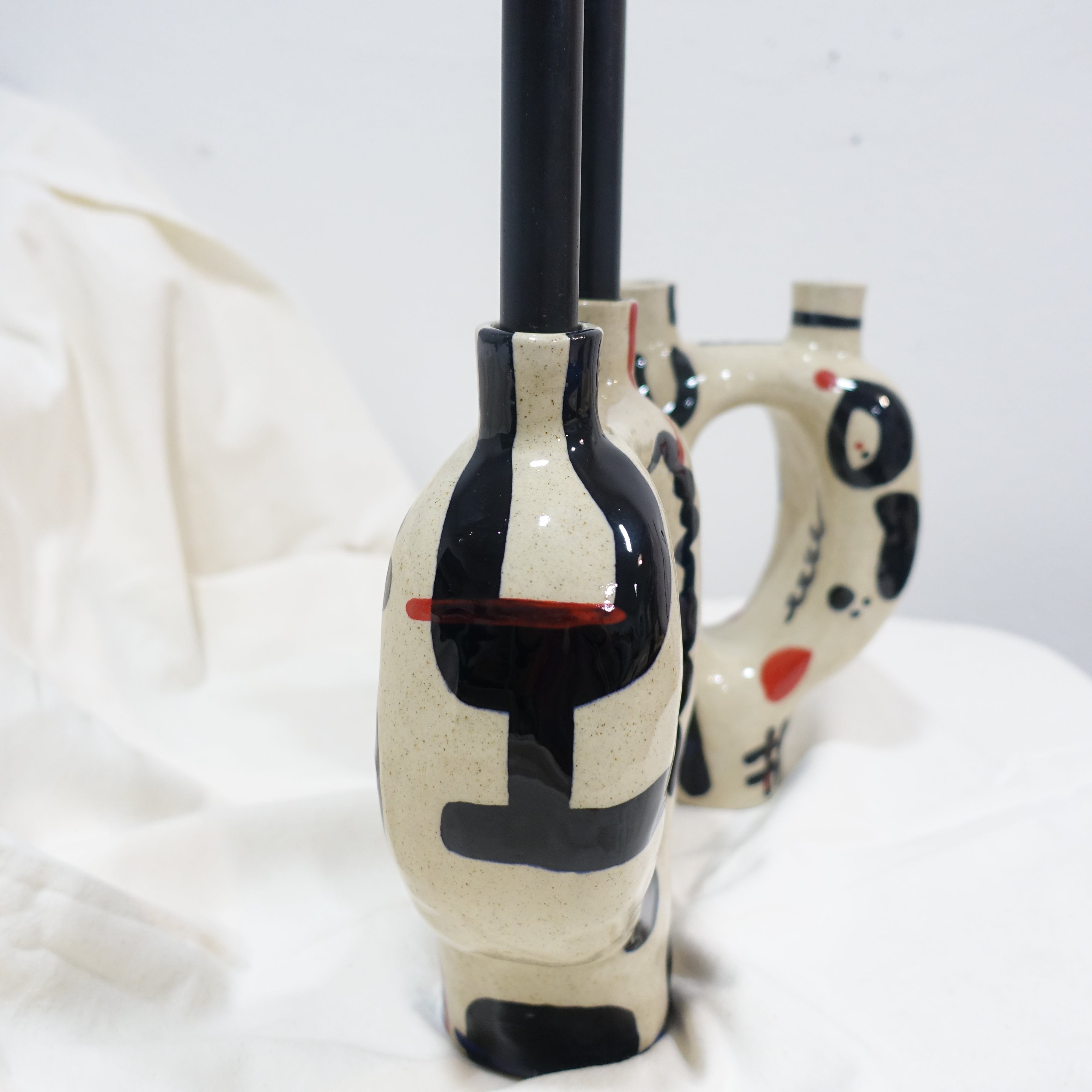 Kerzenhalter JUAN Vorderansicht, handgefertigtes Keramikobjekt von Alice Del Ferraro