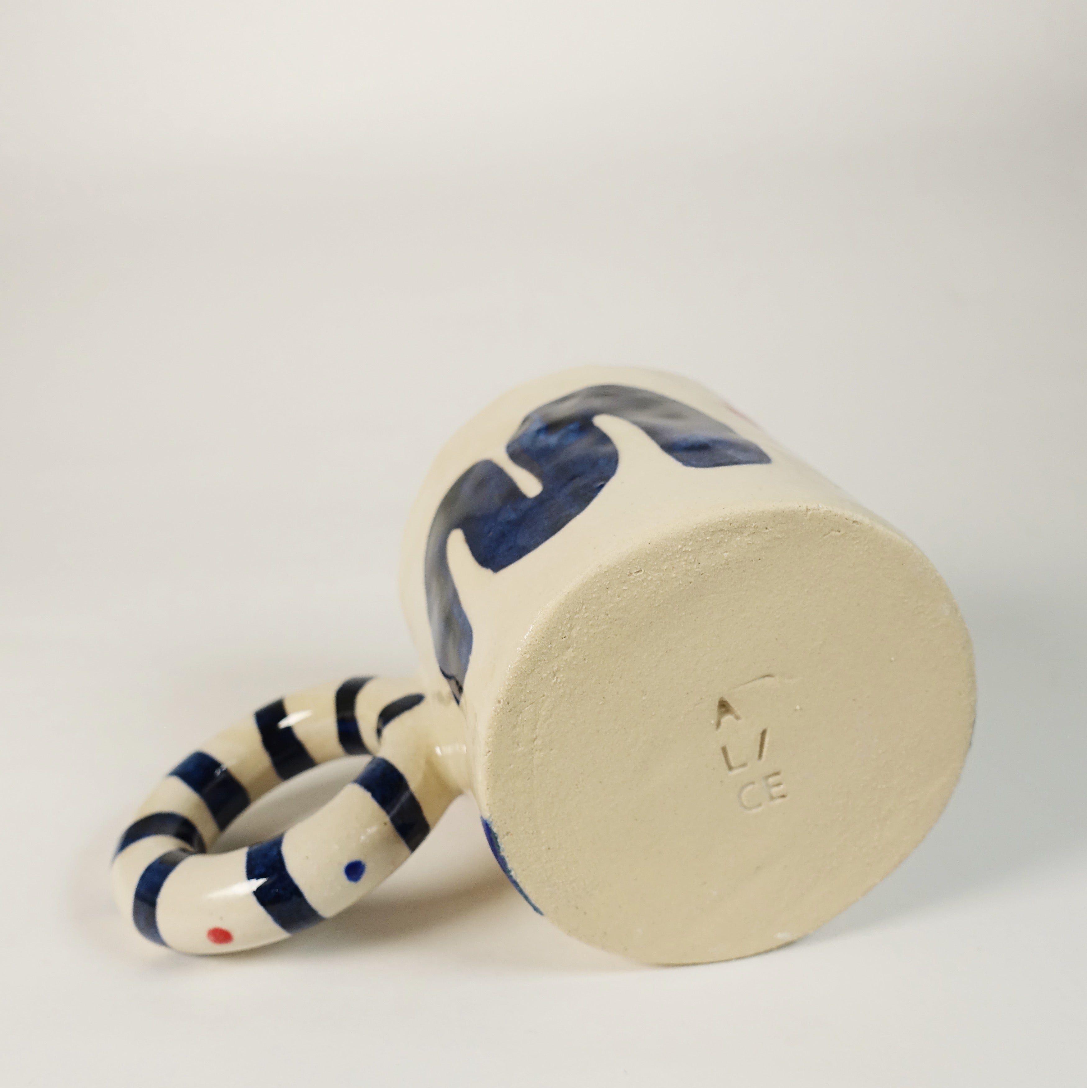 Tasse ABSTRACT LOOP Vorderansicht, handgefertigtes Keramikobjekt von Alice Del Ferraro