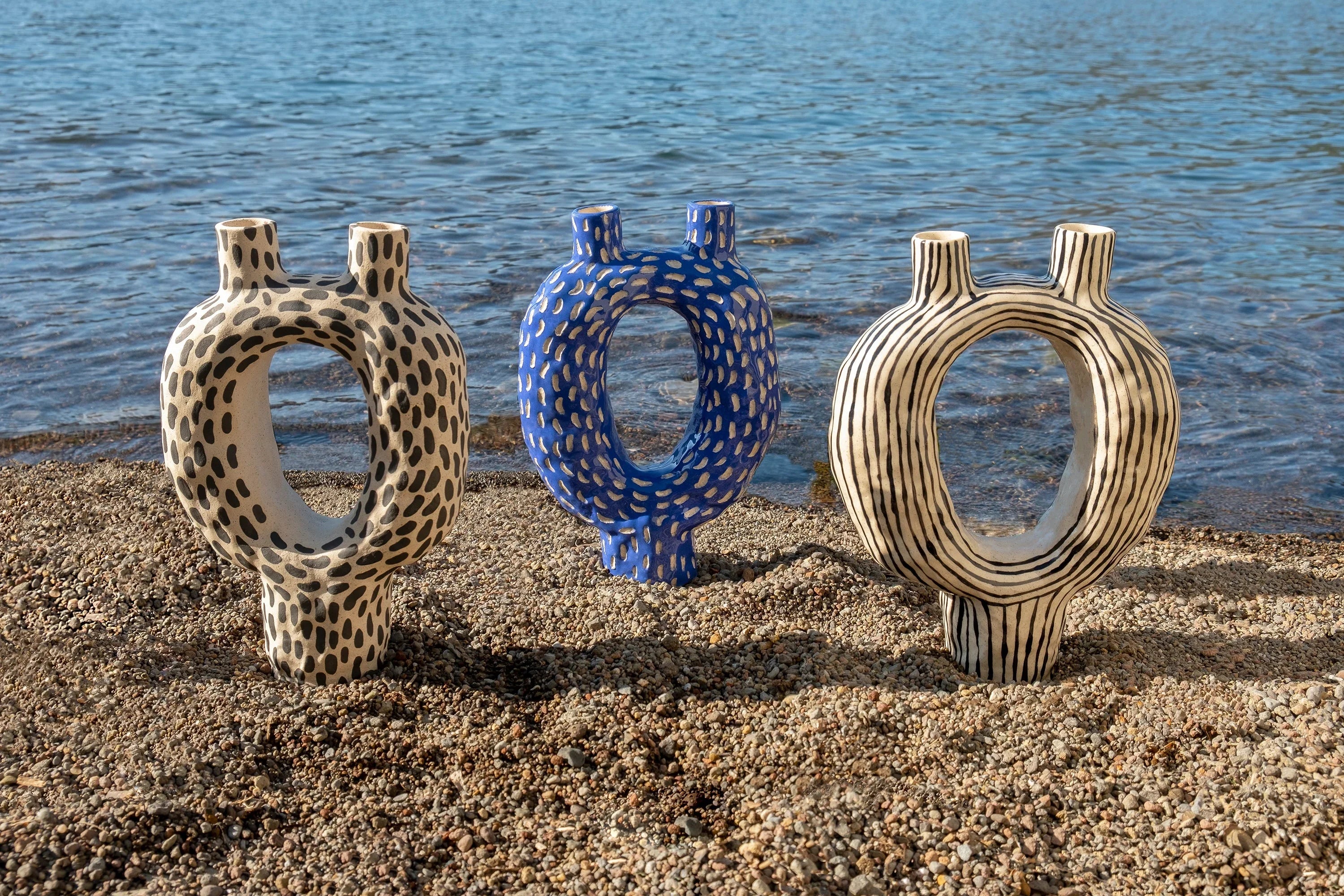 Kerzenhalter BLACK BRUSHSTROKE Vorderansicht, handgefertigtes Keramikobjekt von Alice Del Ferraro