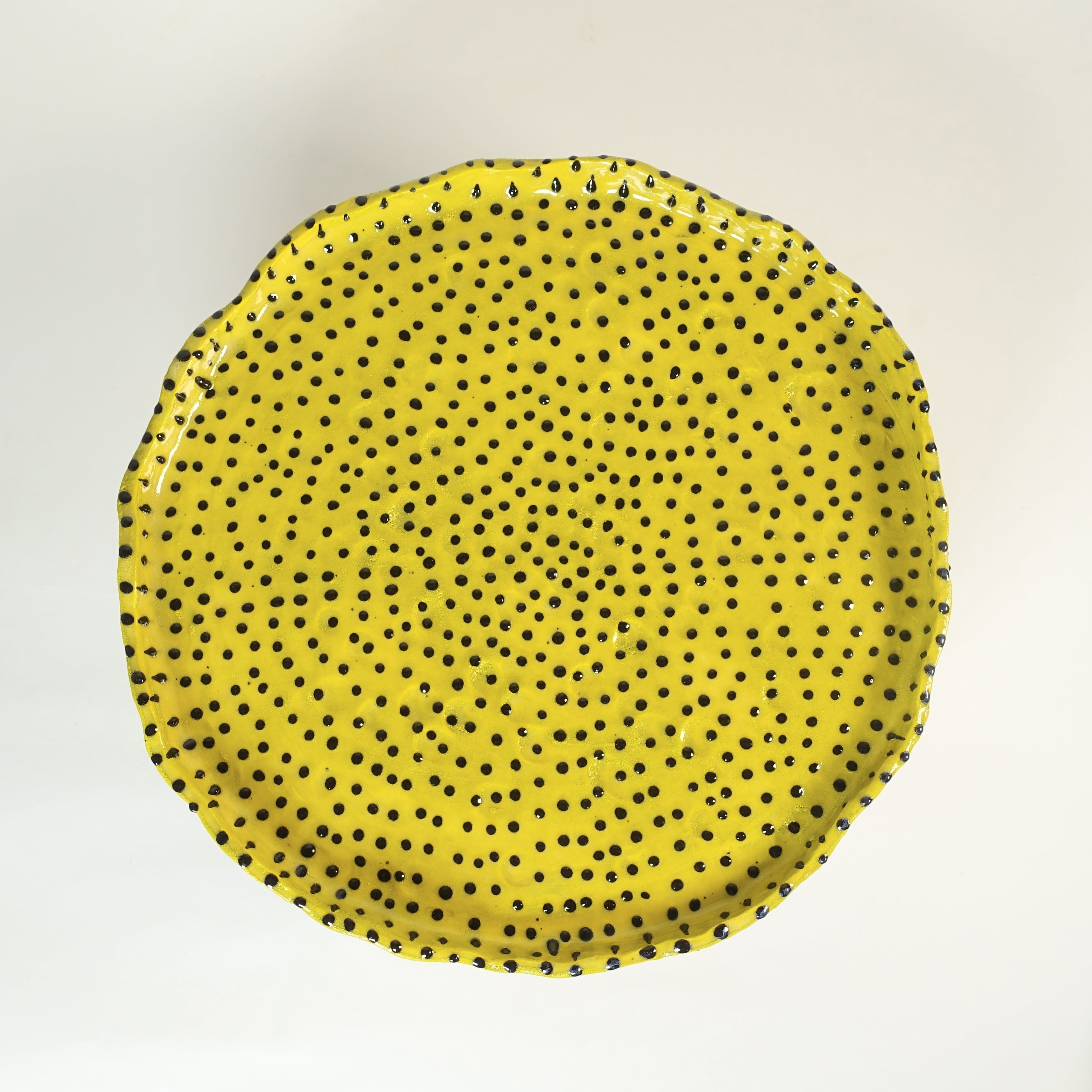 Kuchenplatte PUNTI Vorderansicht, handgefertigtes Keramikobjekt von Alice Del Ferraro