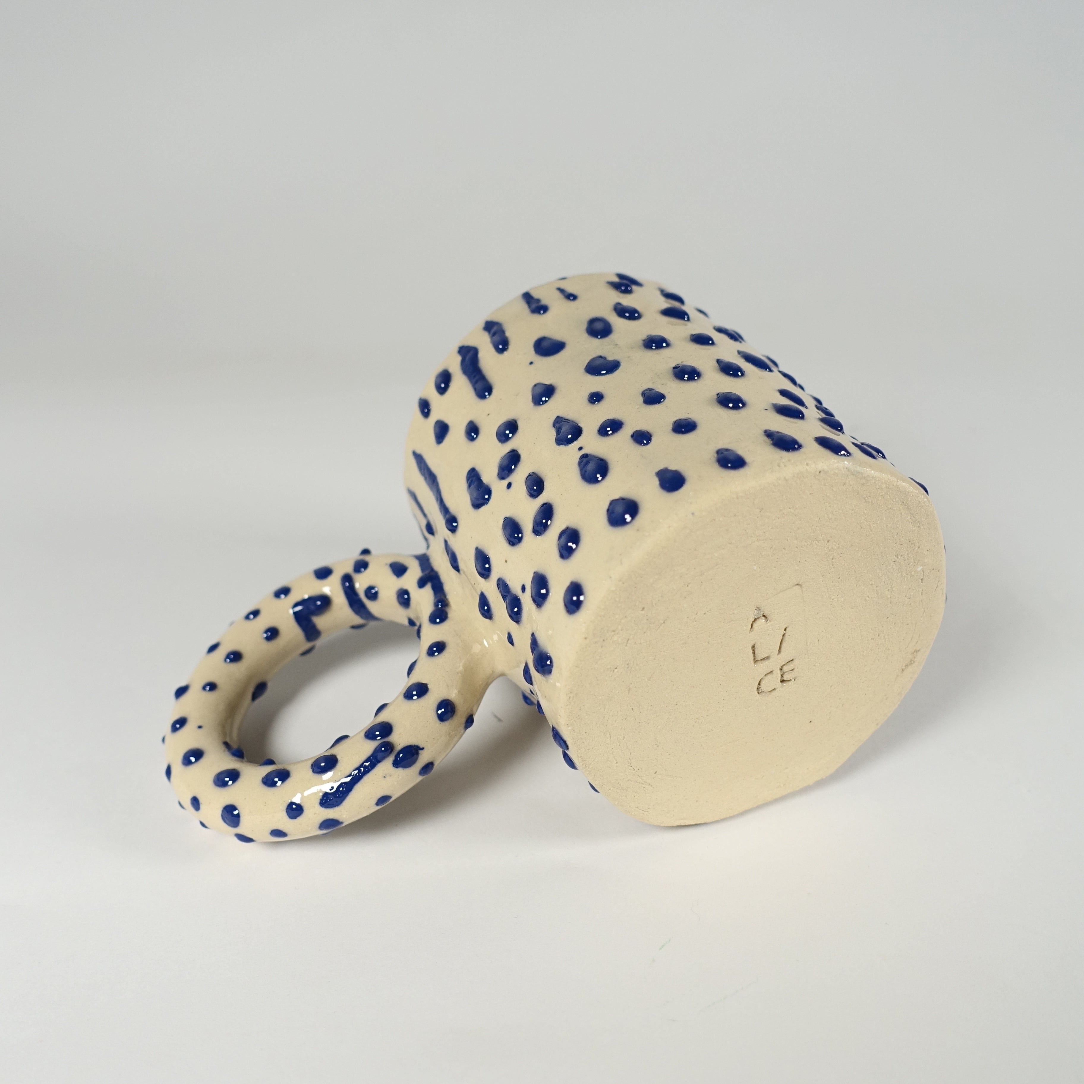 Tasse DOTTY LOOP Vorderansicht, handgefertigtes Keramikobjekt von Alice Del Ferraro