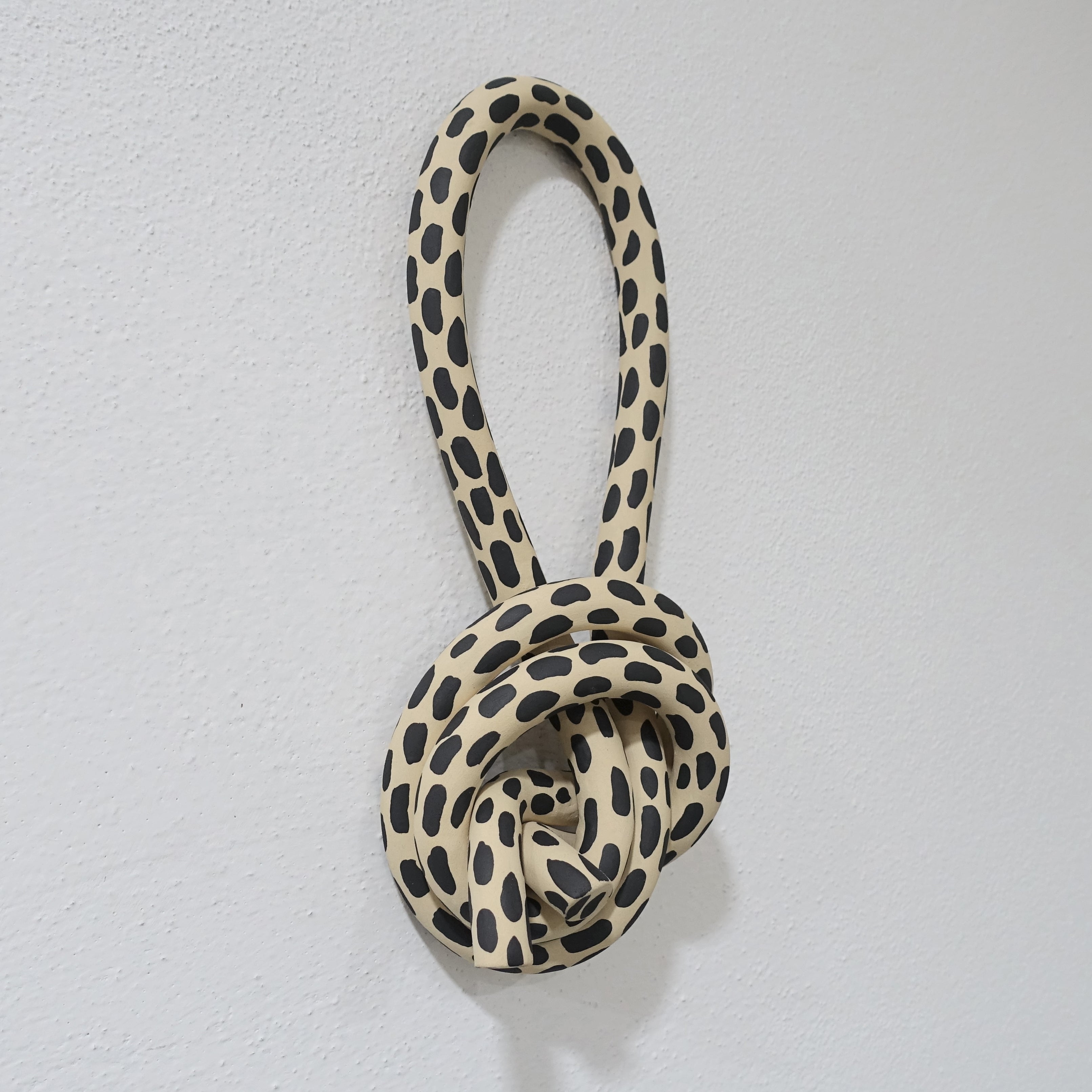 Wandskulptur STRIPED KNOT Vorderansicht, handgefertigtes Keramikobjekt von Alice Del Ferraro