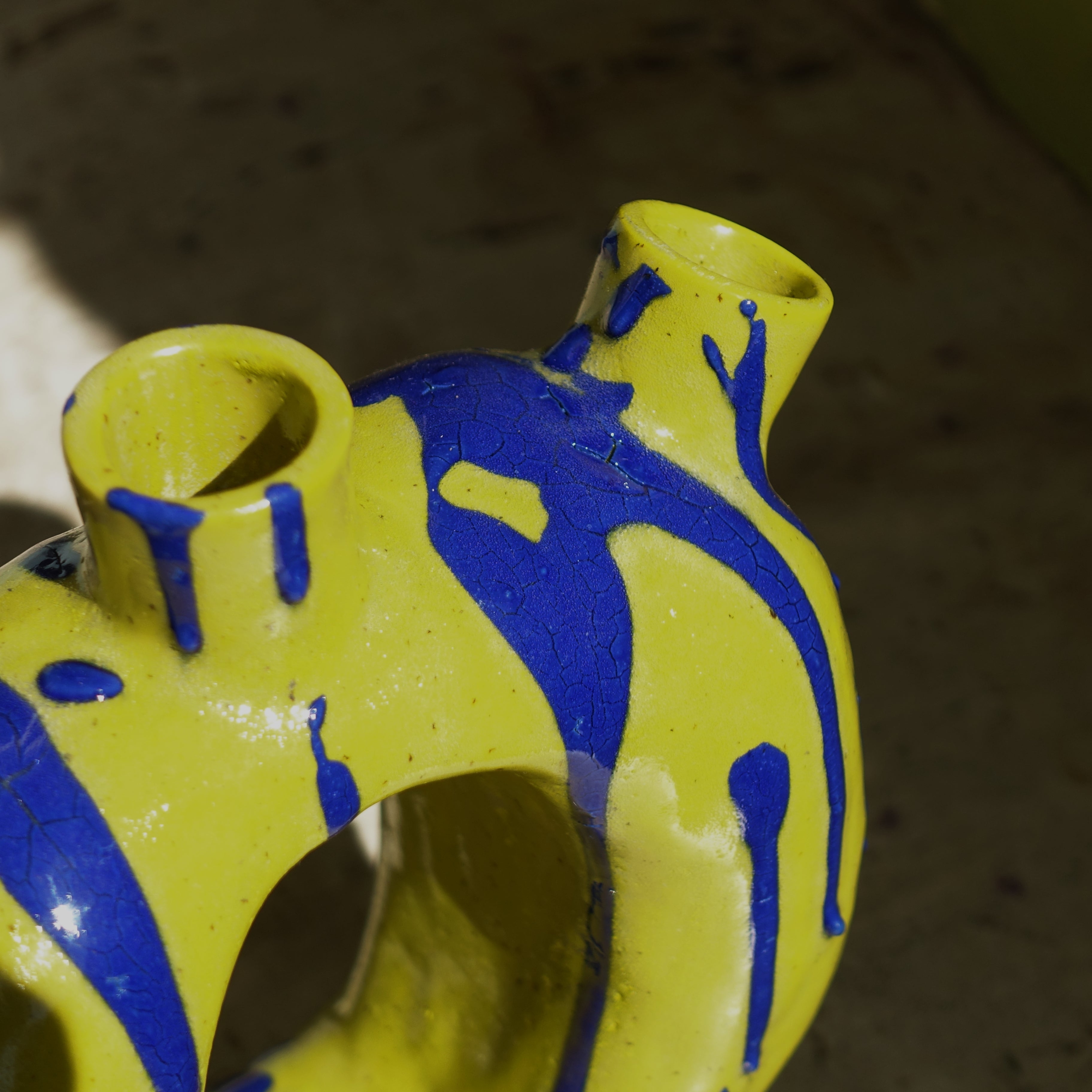 Vase SWEET ALIEN Vorderansicht, handgefertigtes Keramikobjekt von Alice Del Ferraro