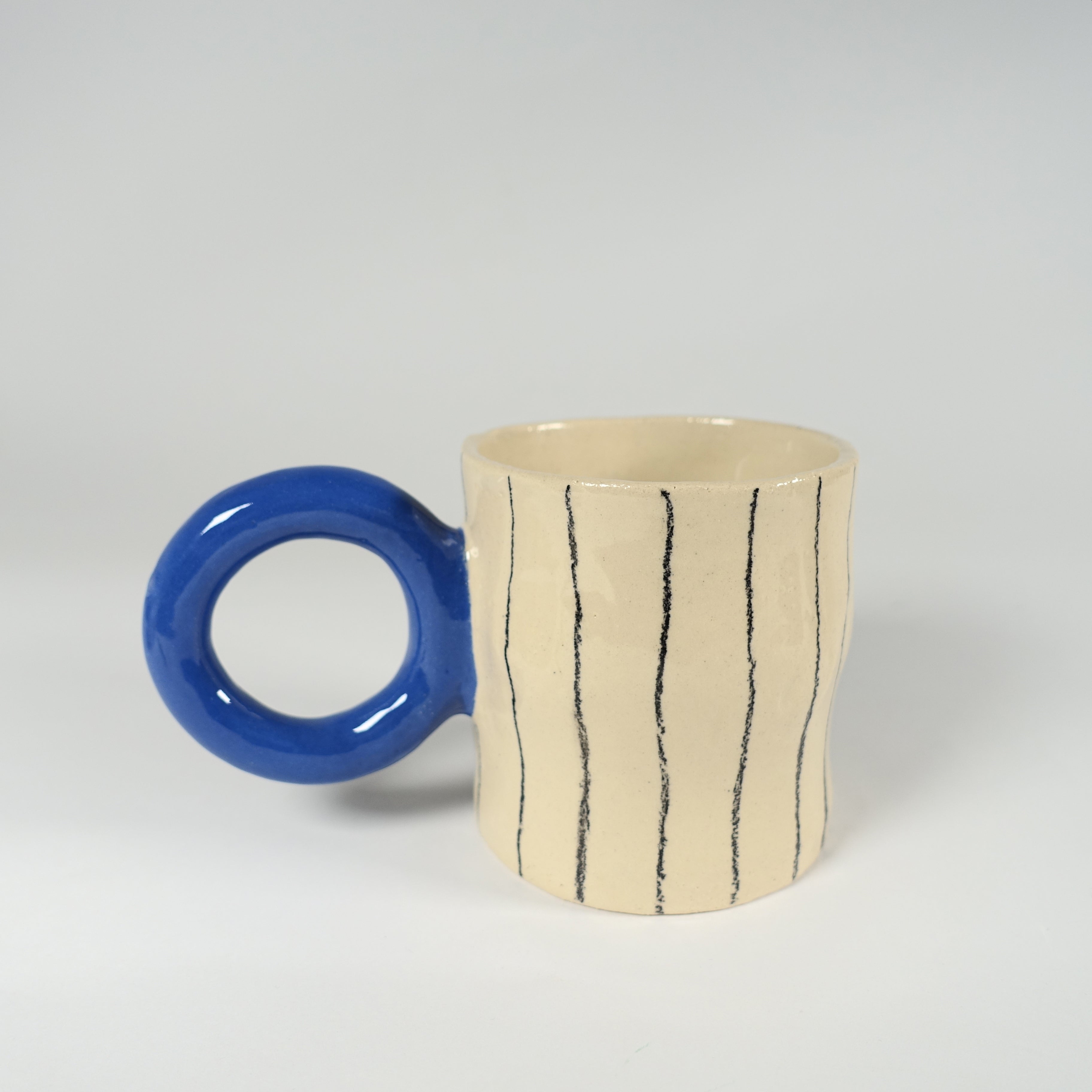 Tasse BLUE LOOP Vorderansicht, handgefertigtes Keramikobjekt von Alice Del Ferraro
