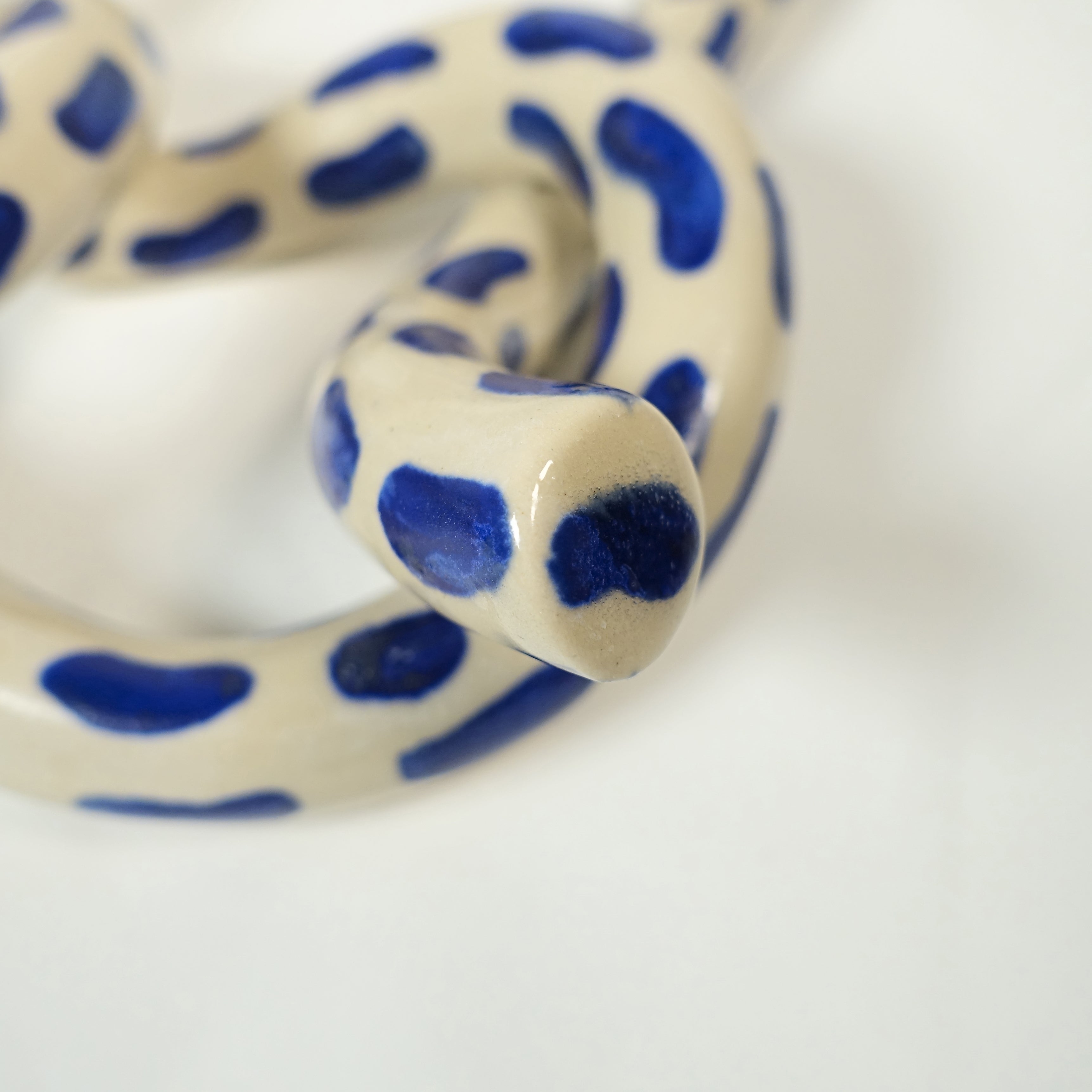 Wandskultur DOUBLE KNOT Vorderansicht, handgefertigtes Keramikobjekt von Alice Del Ferraro