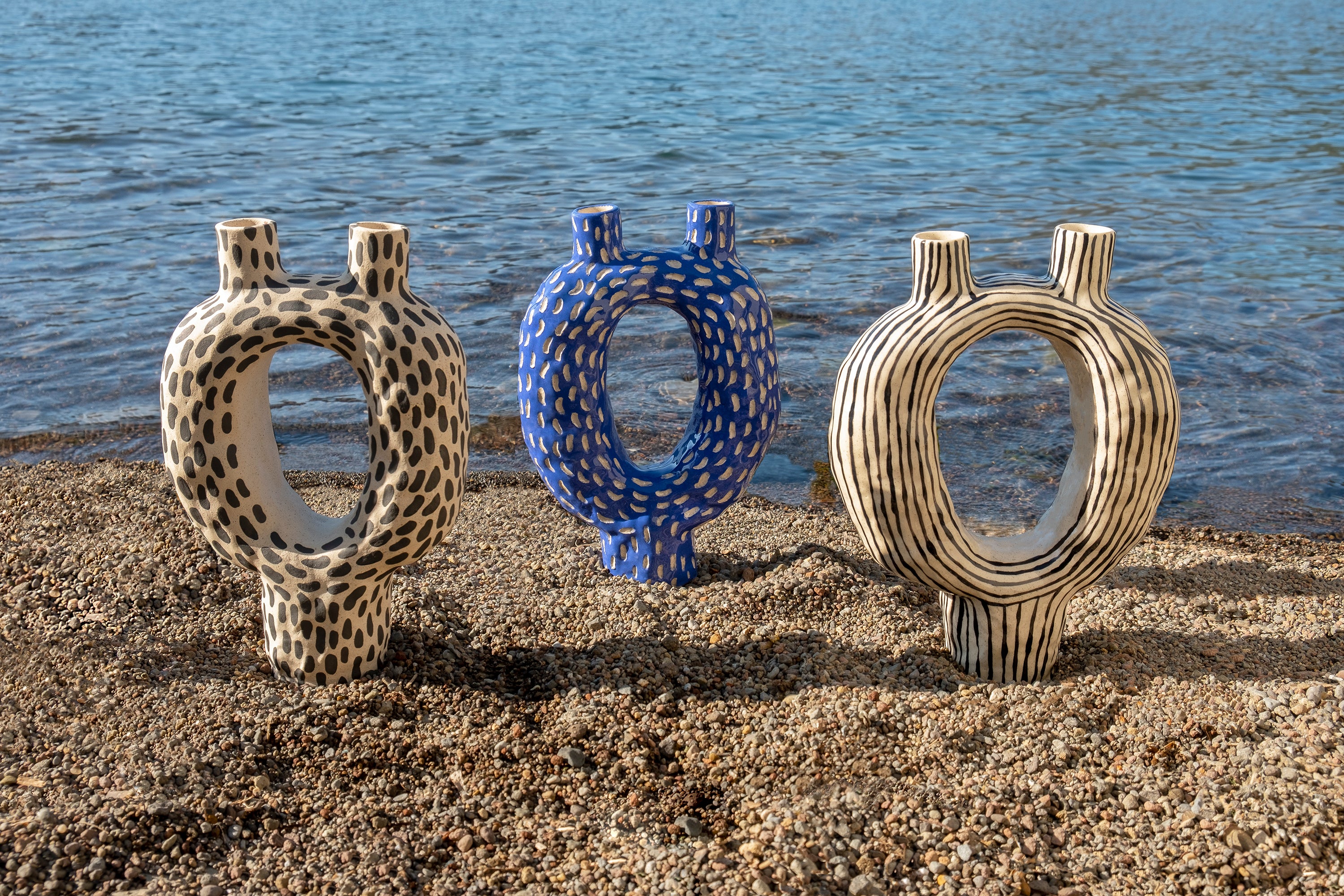 Kezenhalter BLACK STRIPES Vorderansicht, handgefertigtes Keramikobjekt von Alice Del Ferraro