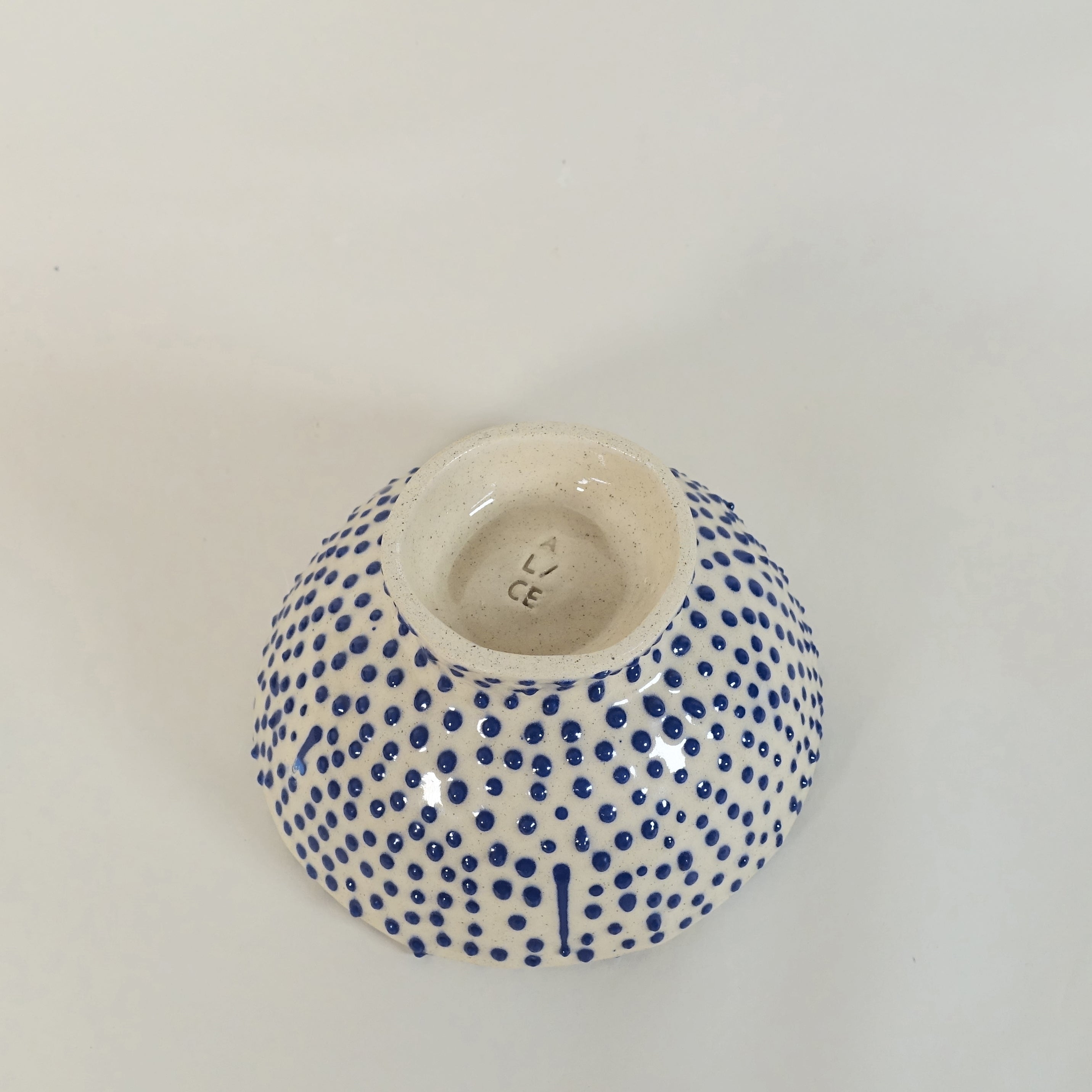 Schale PUNTI BLU Vorderansicht, handgefertigtes Keramikobjekt von Alice Del Ferraro