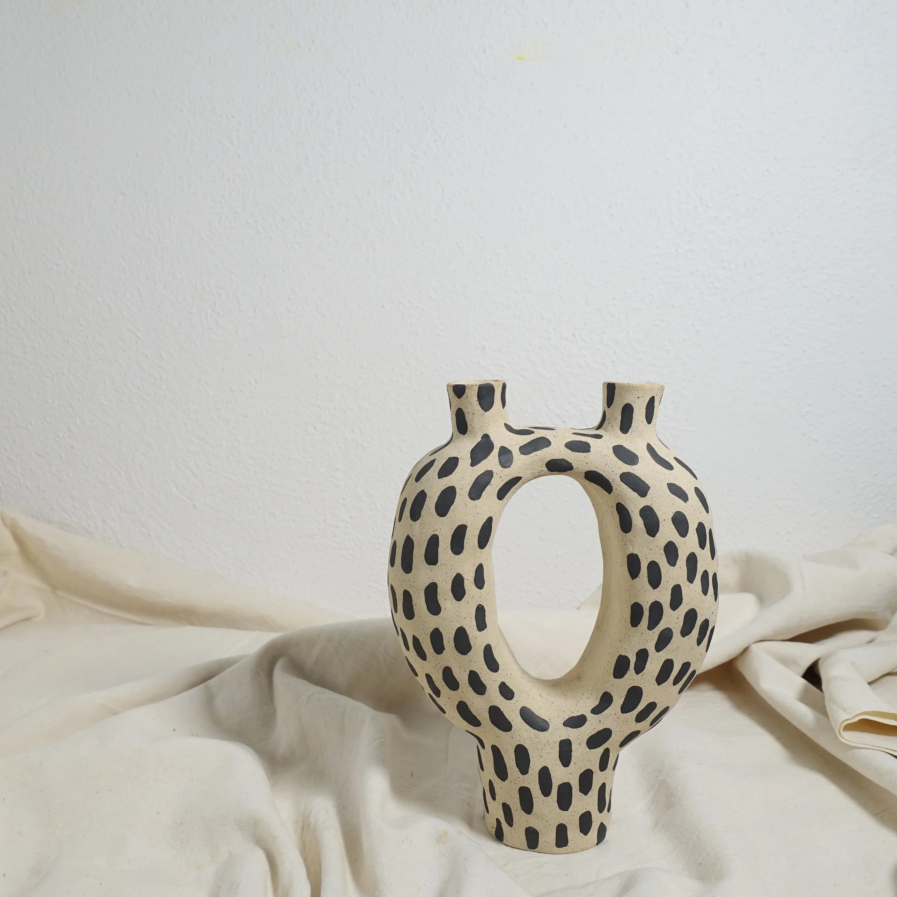 Kerzenhalter BLACK BRUSHSTROKE Vorderansicht, handgefertigtes Keramikobjekt von Alice Del Ferraro