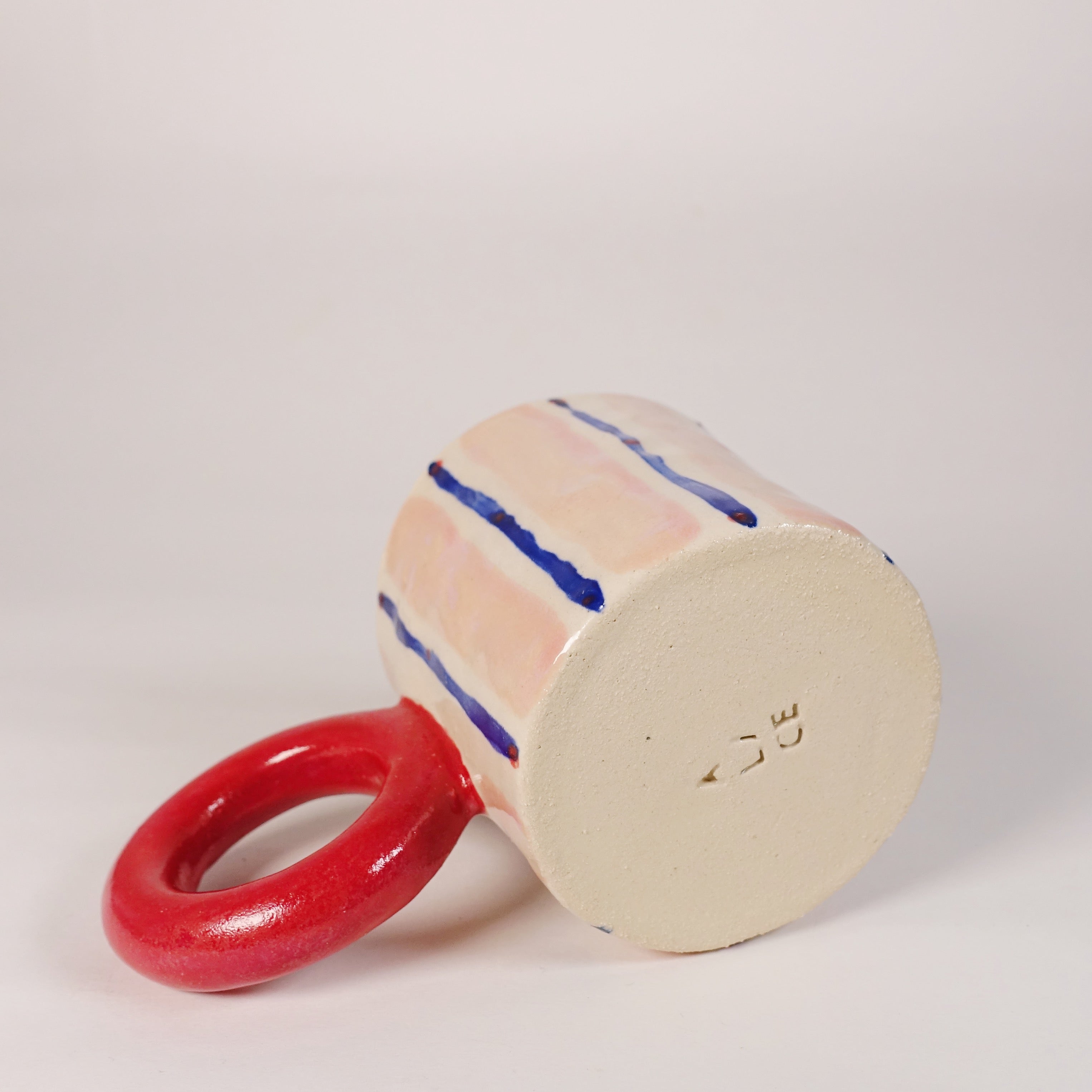 Tasse ROSE AND RED LOOP Vorderansicht, handgefertigtes Keramikobjekt von Alice Del Ferraro