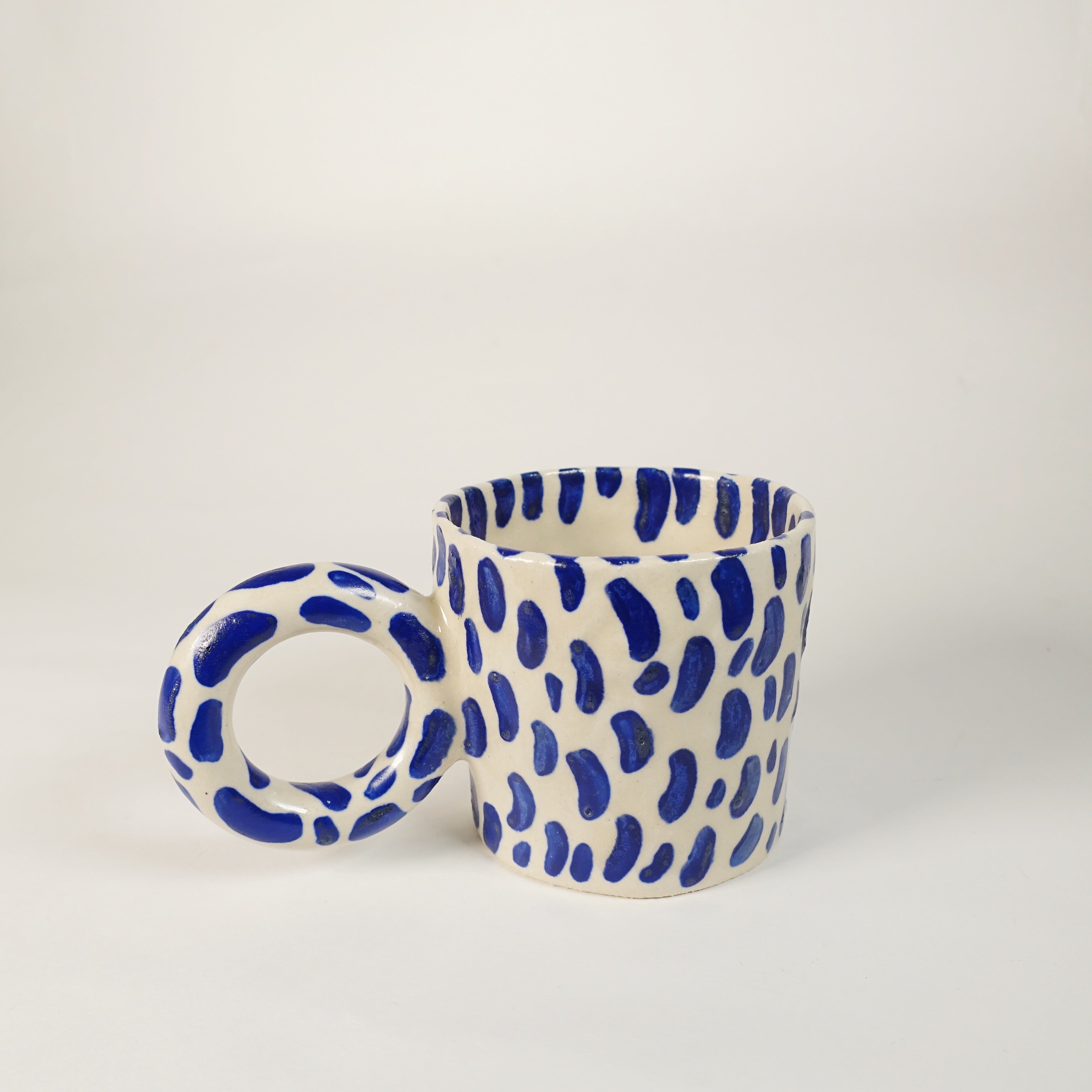 Tasse BIG LOOP BRUSHSTROKE Vorderansicht, handgefertigtes Keramikobjekt von Alice Del Ferraro