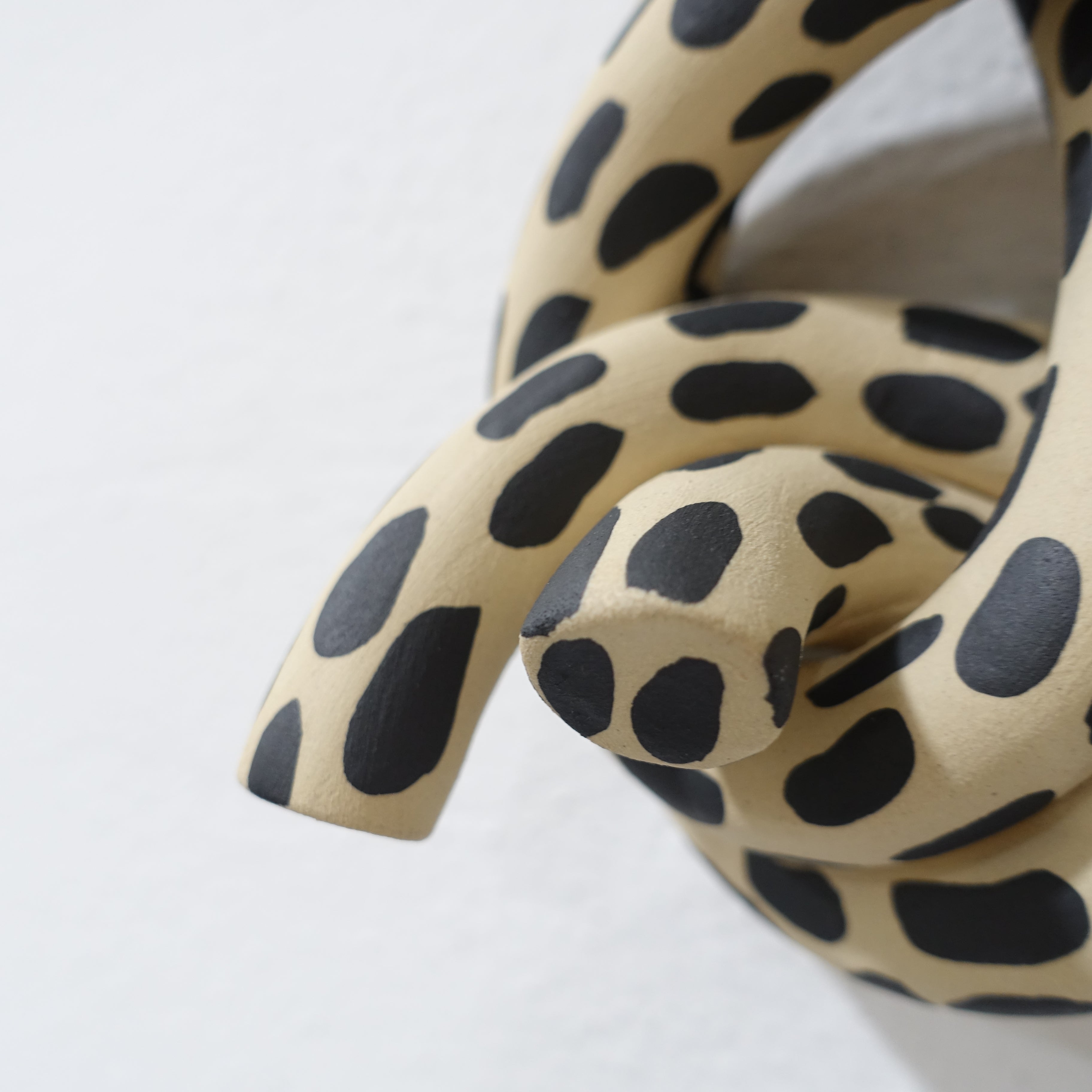 Wandskulptur STRIPED KNOT Vorderansicht, handgefertigtes Keramikobjekt von Alice Del Ferraro