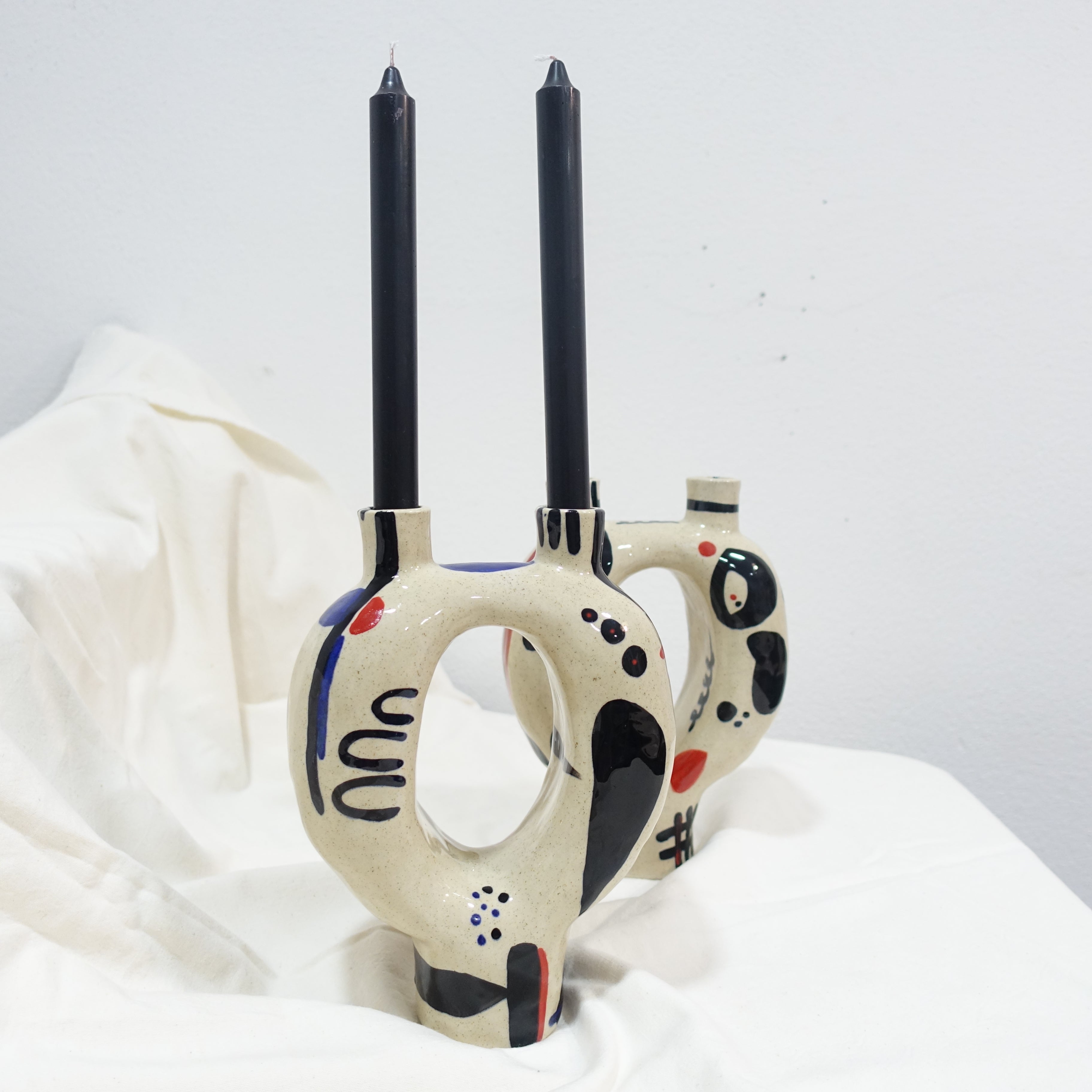 Kerzenhalter JUAN Vorderansicht, handgefertigtes Keramikobjekt von Alice Del Ferraro