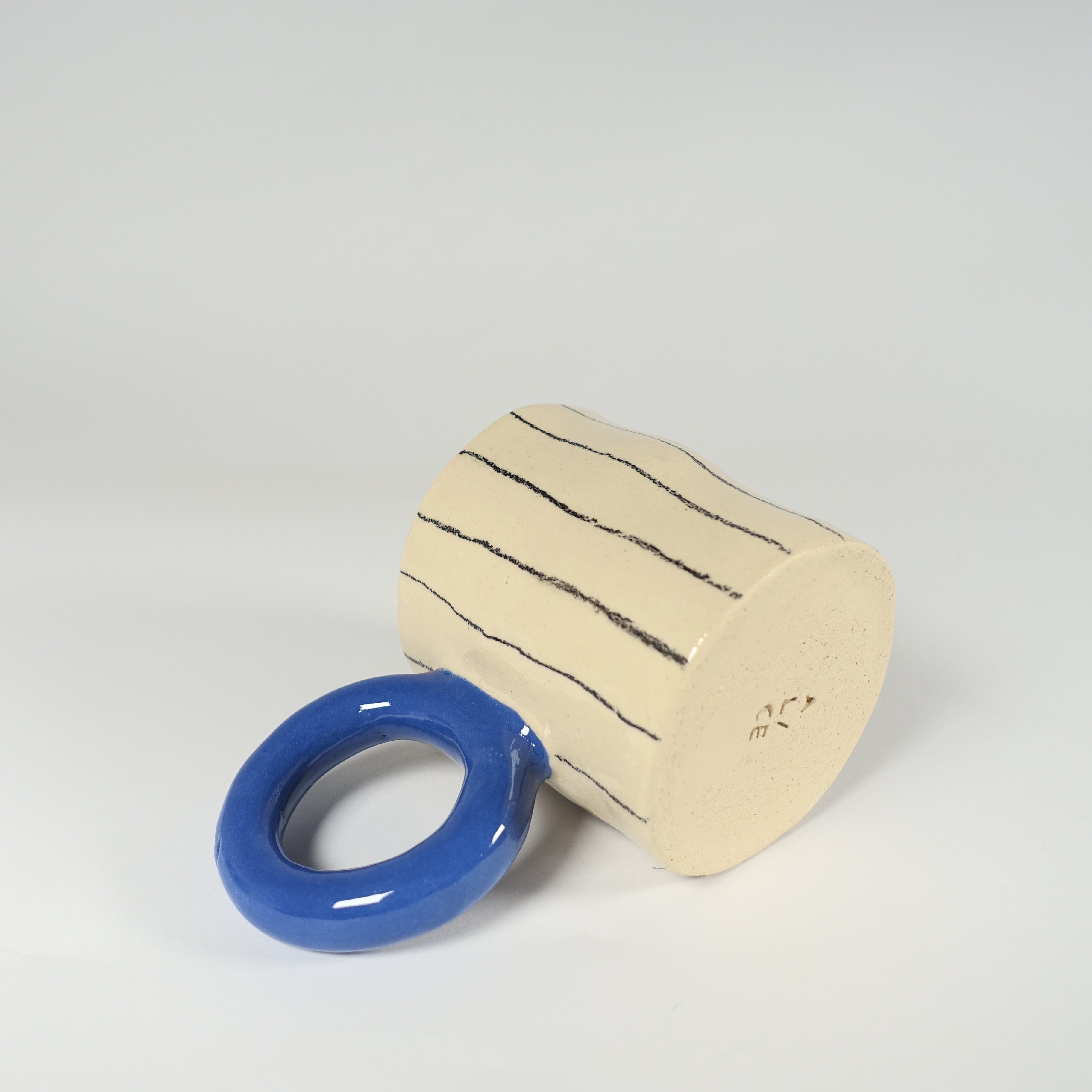 Tasse BLUE LOOP Vorderansicht, handgefertigtes Keramikobjekt von Alice Del Ferraro