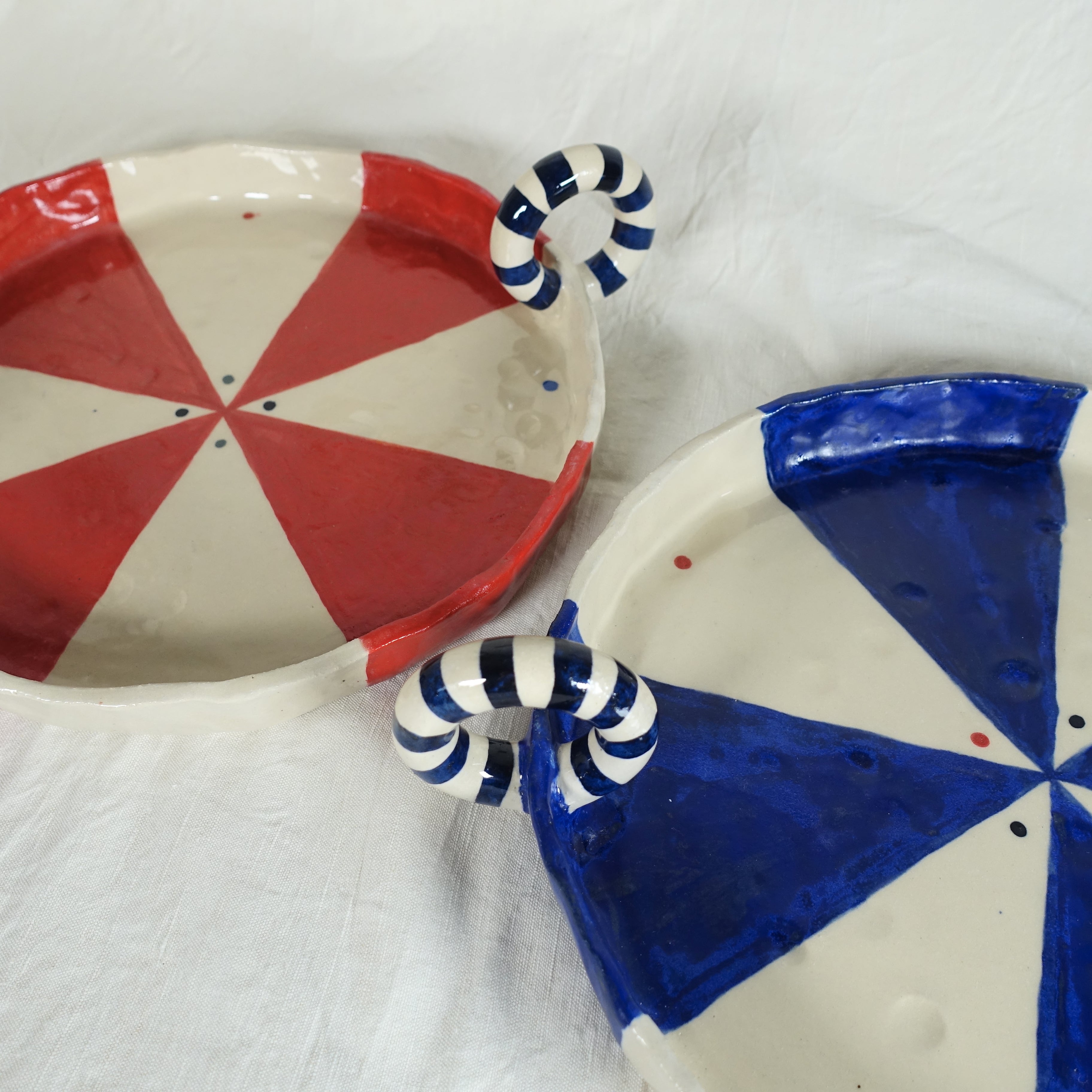 Tablett BLUE LOOP Vorderansicht, handgefertigtes Keramikobjekt von Alice Del Ferraro