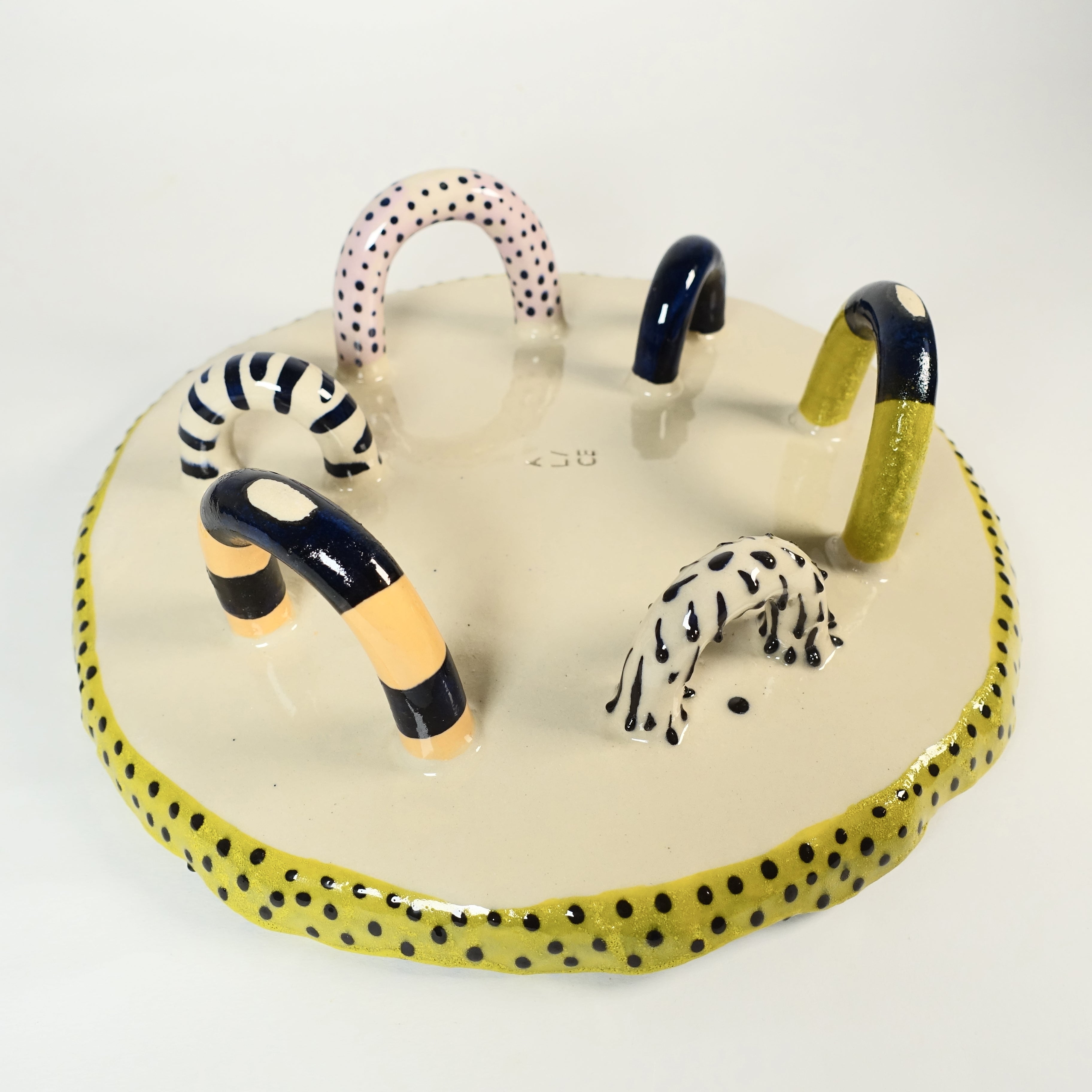 Kuchenplatte PUNTI Vorderansicht, handgefertigtes Keramikobjekt von Alice Del Ferraro