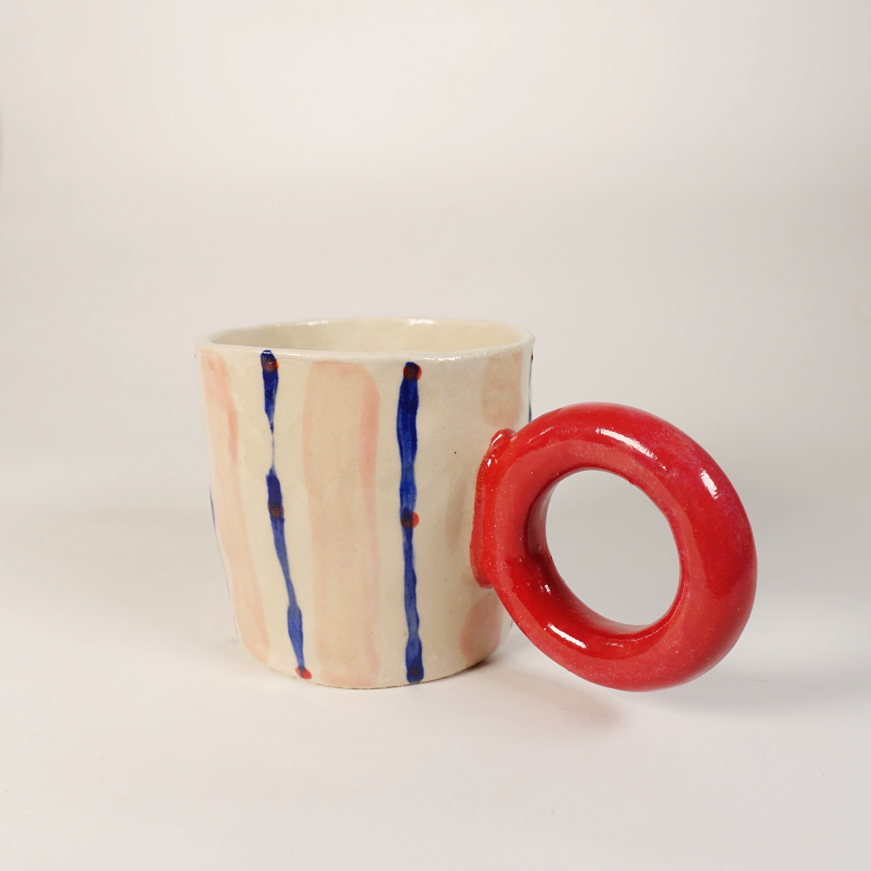 Tasse ROSE AND RED LOOP Vorderansicht, handgefertigtes Keramikobjekt von Alice Del Ferraro