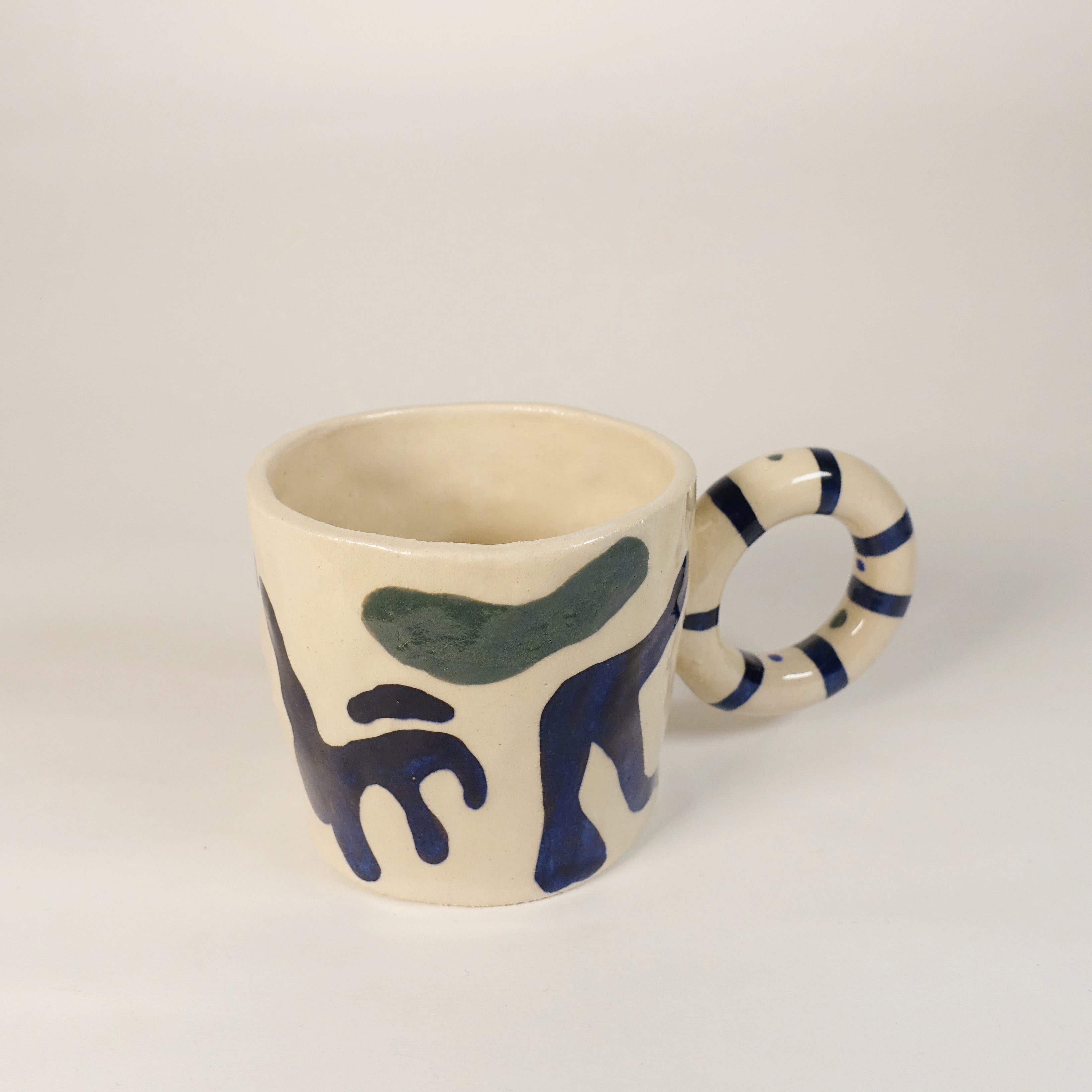 Tasse MATISSE LOOP Vorderansicht, handgefertigtes Keramikobjekt von Alice Del Ferraro