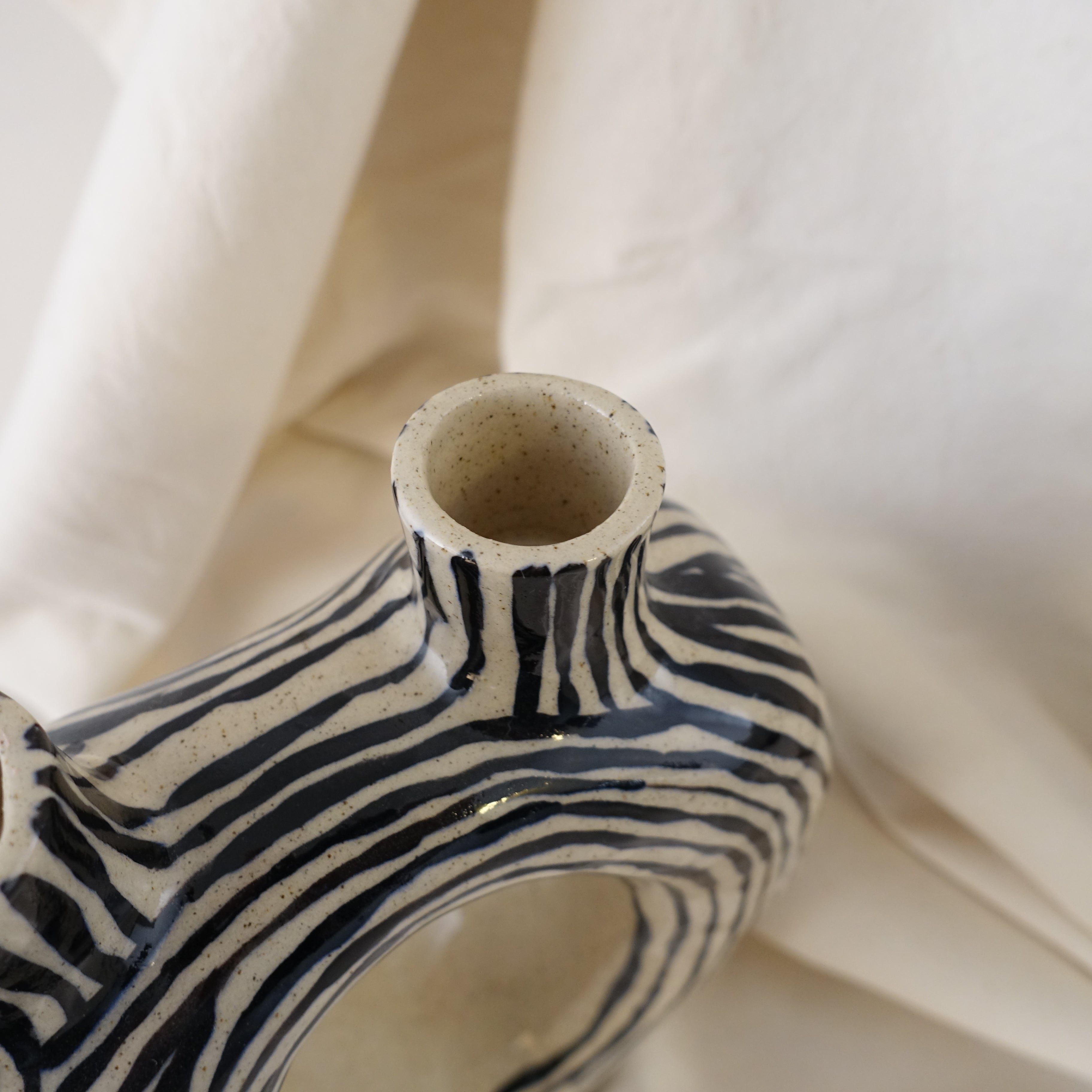 Kezenhalter BLACK STRIPES Vorderansicht, handgefertigtes Keramikobjekt von Alice Del Ferraro