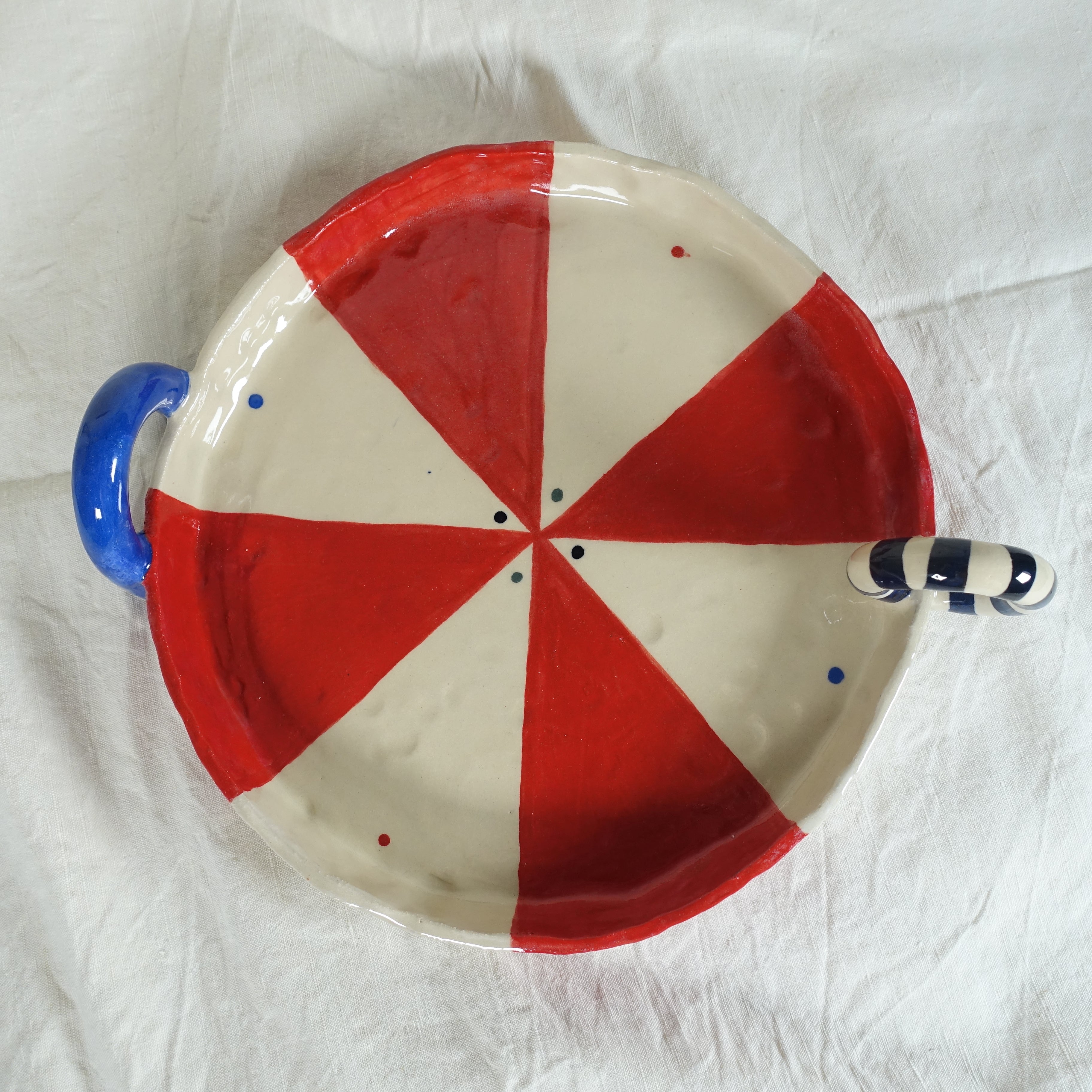 Tablett BLUE LOOP Vorderansicht, handgefertigtes Keramikobjekt von Alice Del Ferraro