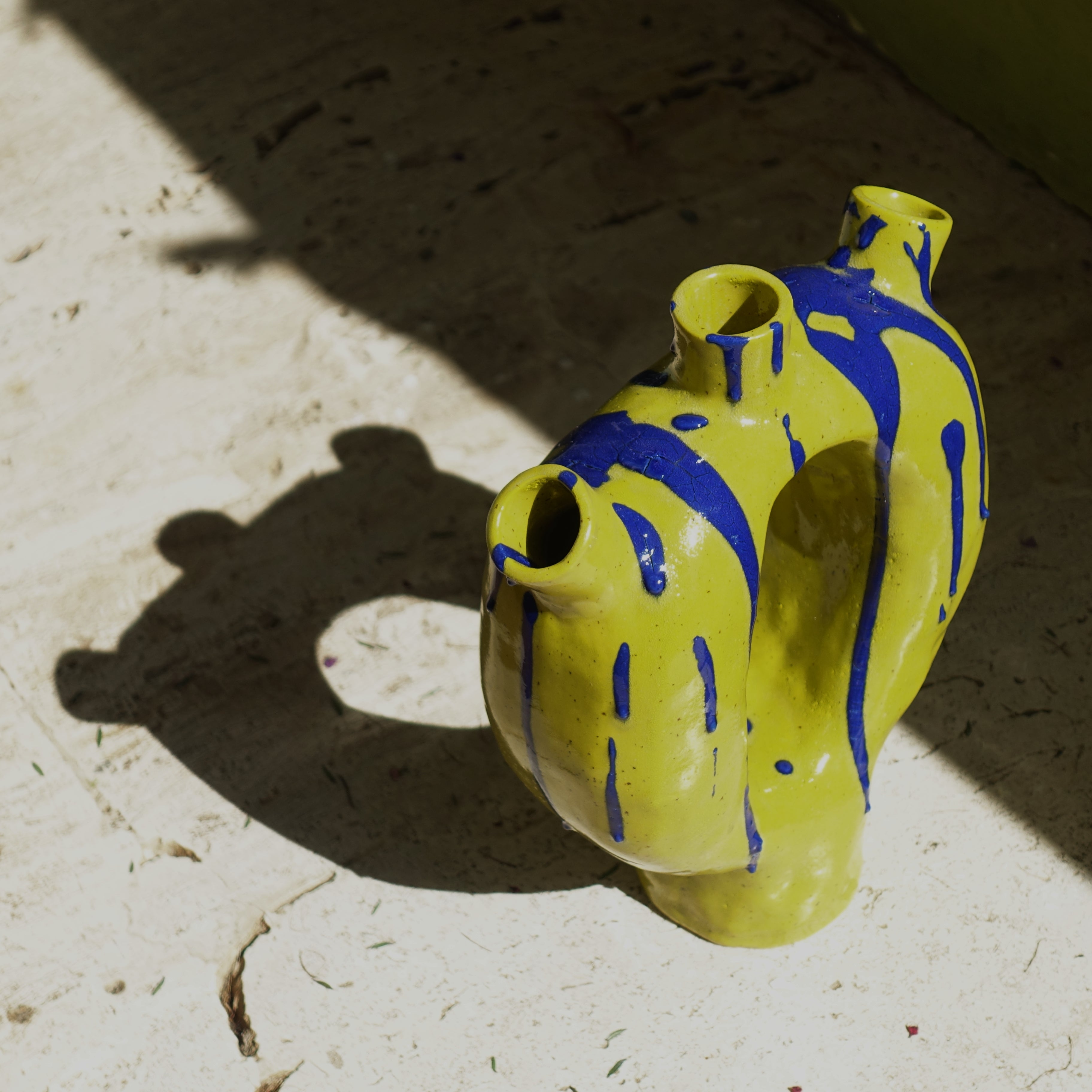 Vase SWEET ALIEN Vorderansicht, handgefertigtes Keramikobjekt von Alice Del Ferraro